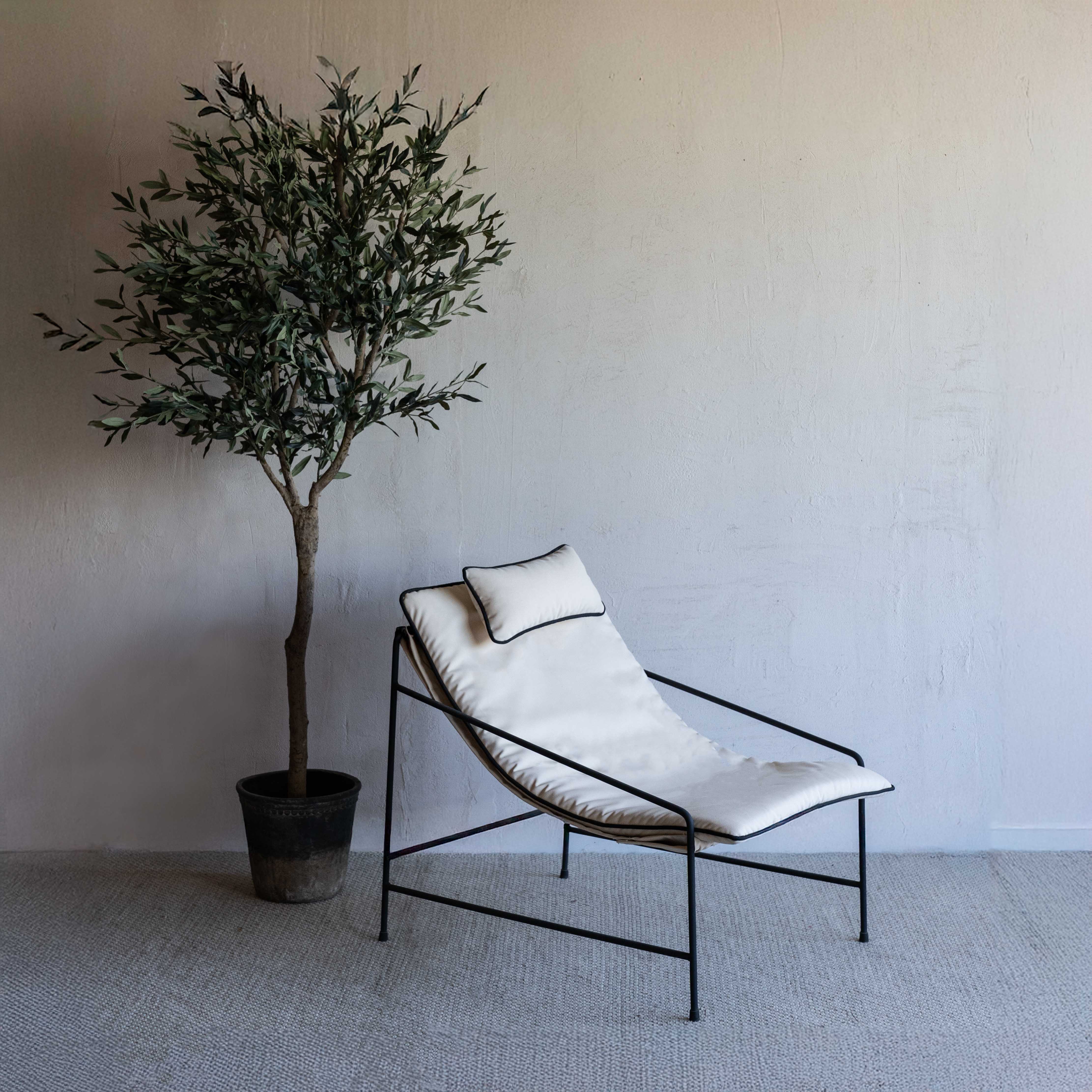 Novato Sun White Lounge Chair