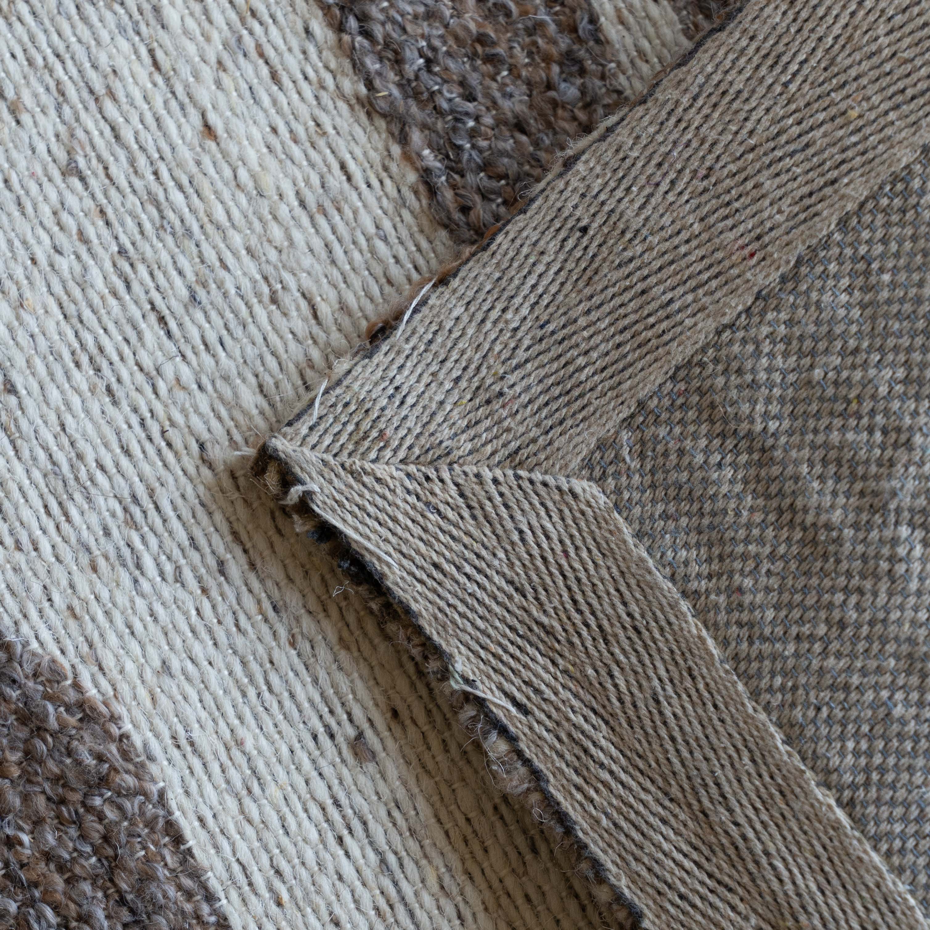 سجادة صوفية مصنوعة يدويًا من الصوف البيج والبني من PWL بلون بني عاجي -101