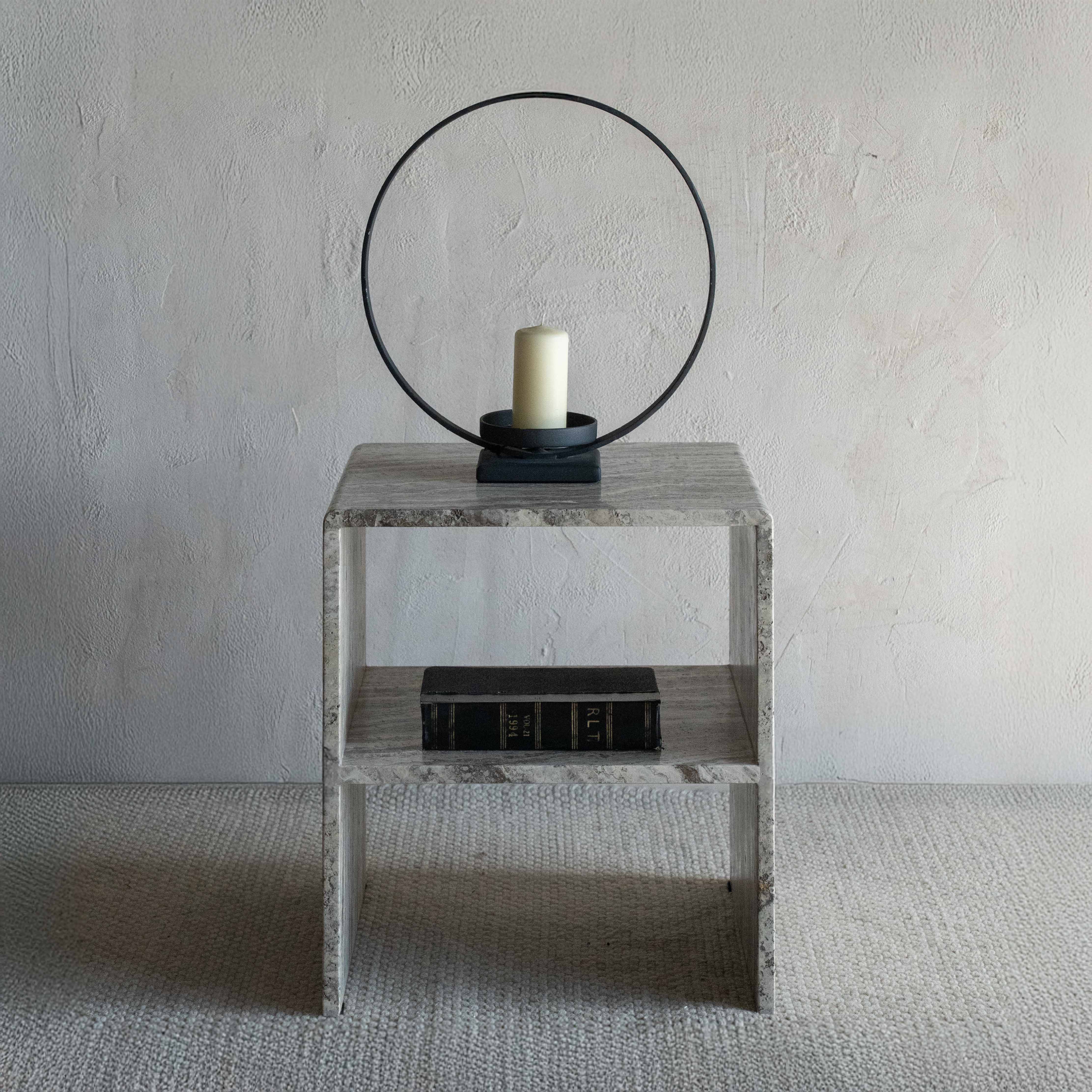 طاولة جانبية للسرير من رخام الترافرتين بلون بيج