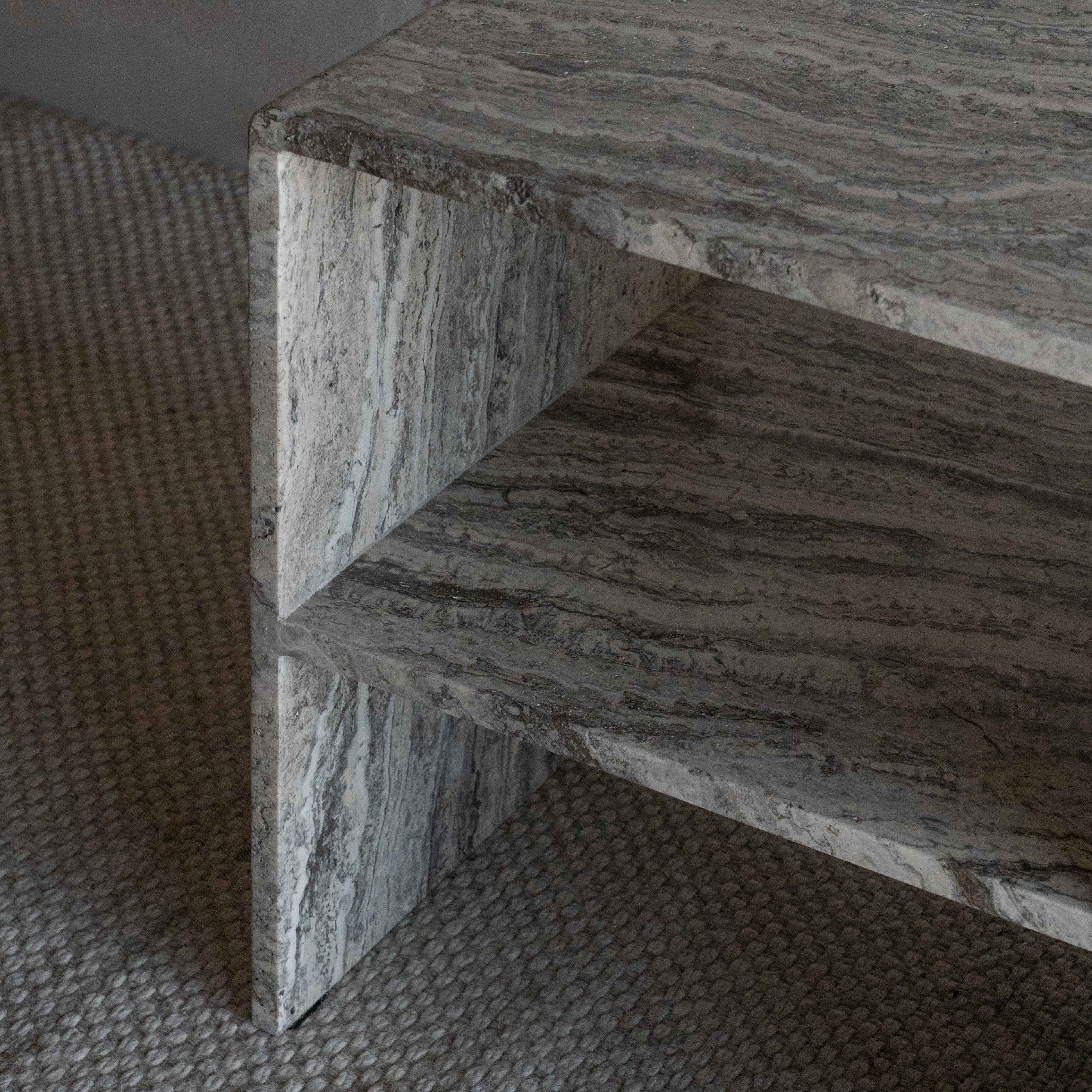 طاولة جانبية للسرير من رخام الترافرتين بلون بيج