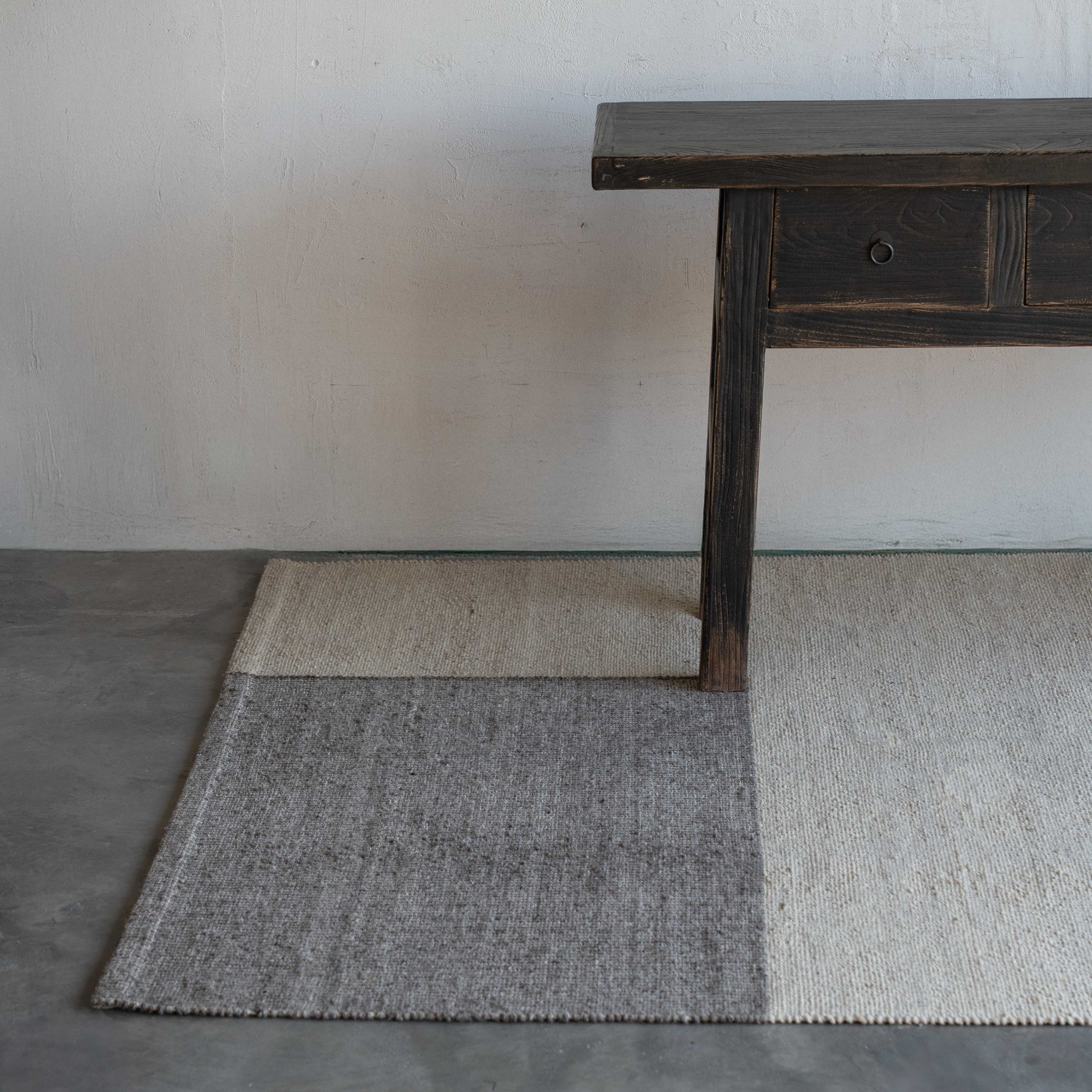 سجادة تيم تيم المصنوعة يدوياً من الصوف الرمادي العاجي