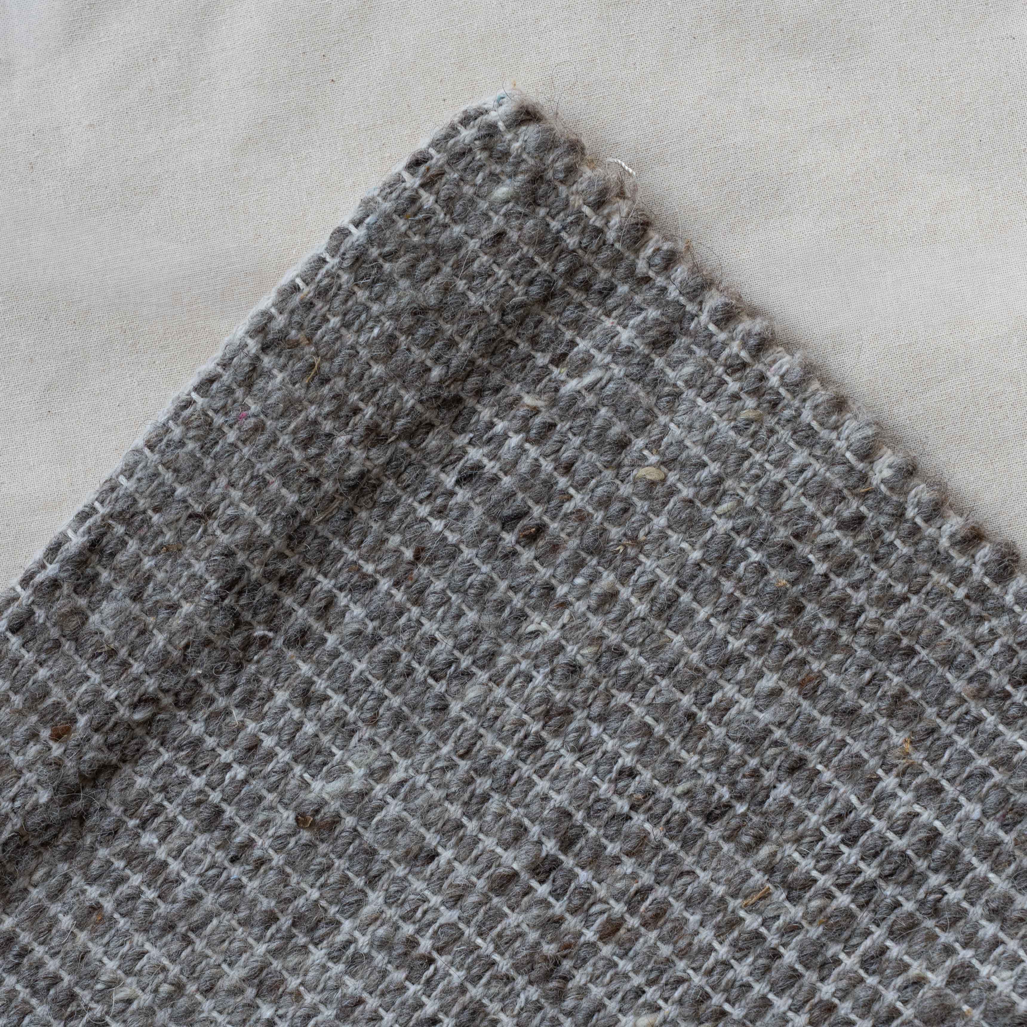 سجادة تيم تيم المصنوعة يدوياً من الصوف الرمادي العاجي