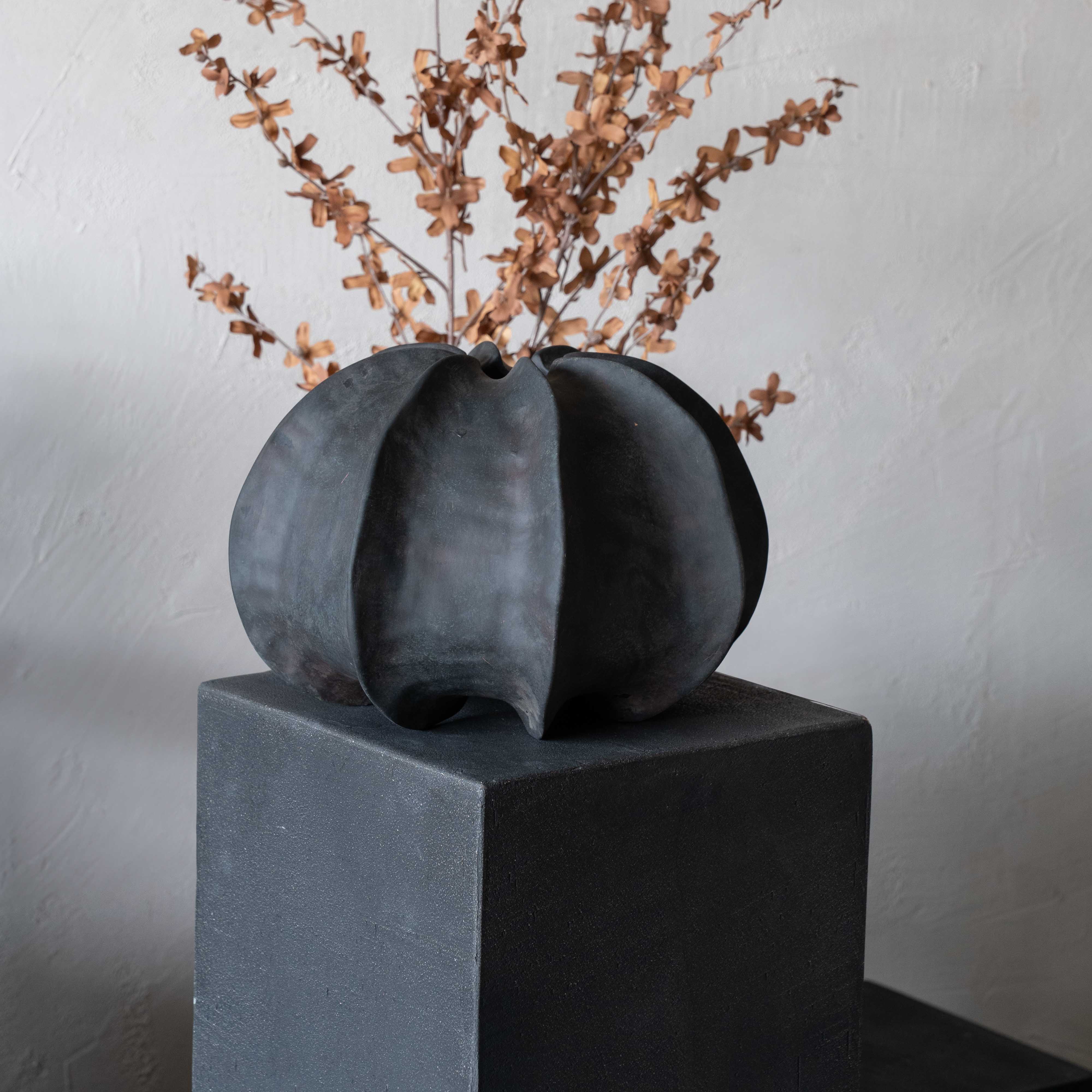 Verdant Decorative Black Vase | Flower Pot - Vase - WS Living Furniture  Furniture Store in Dubai