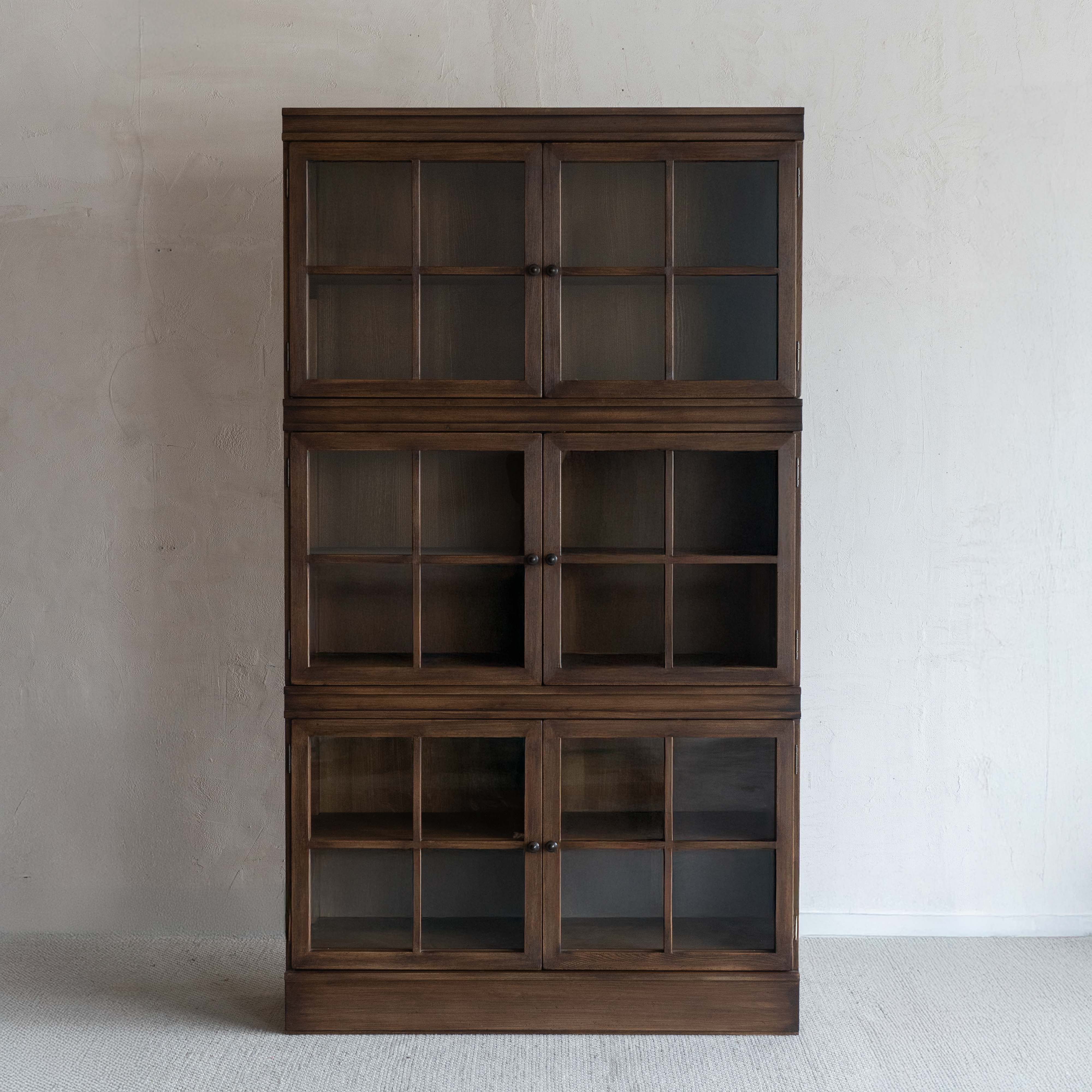 خزانة إلدران المصنوعة يدويًا من خشب البلوط الصلب وباب زجاجي 