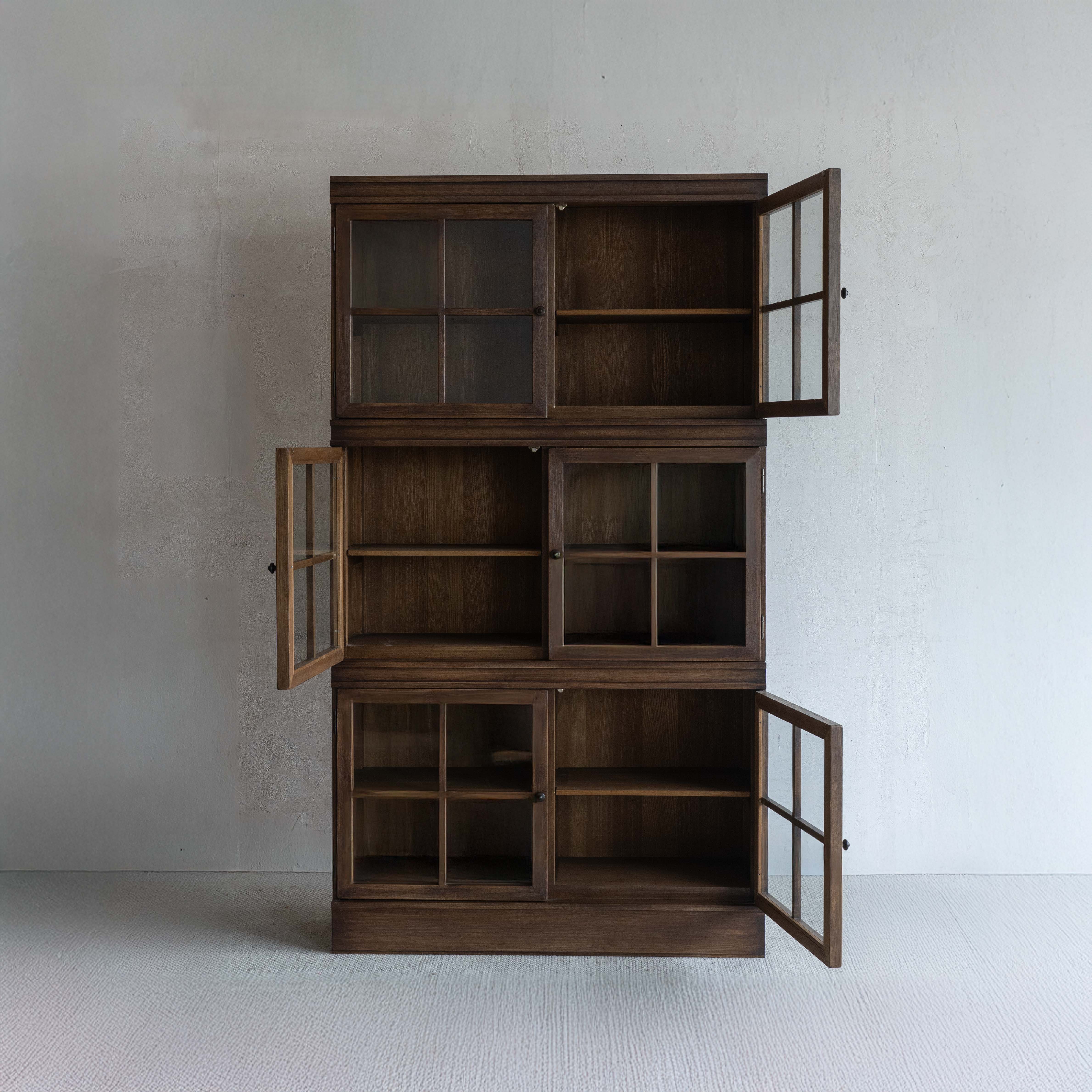 خزانة إلدران المصنوعة يدويًا من خشب البلوط الصلب وباب زجاجي 