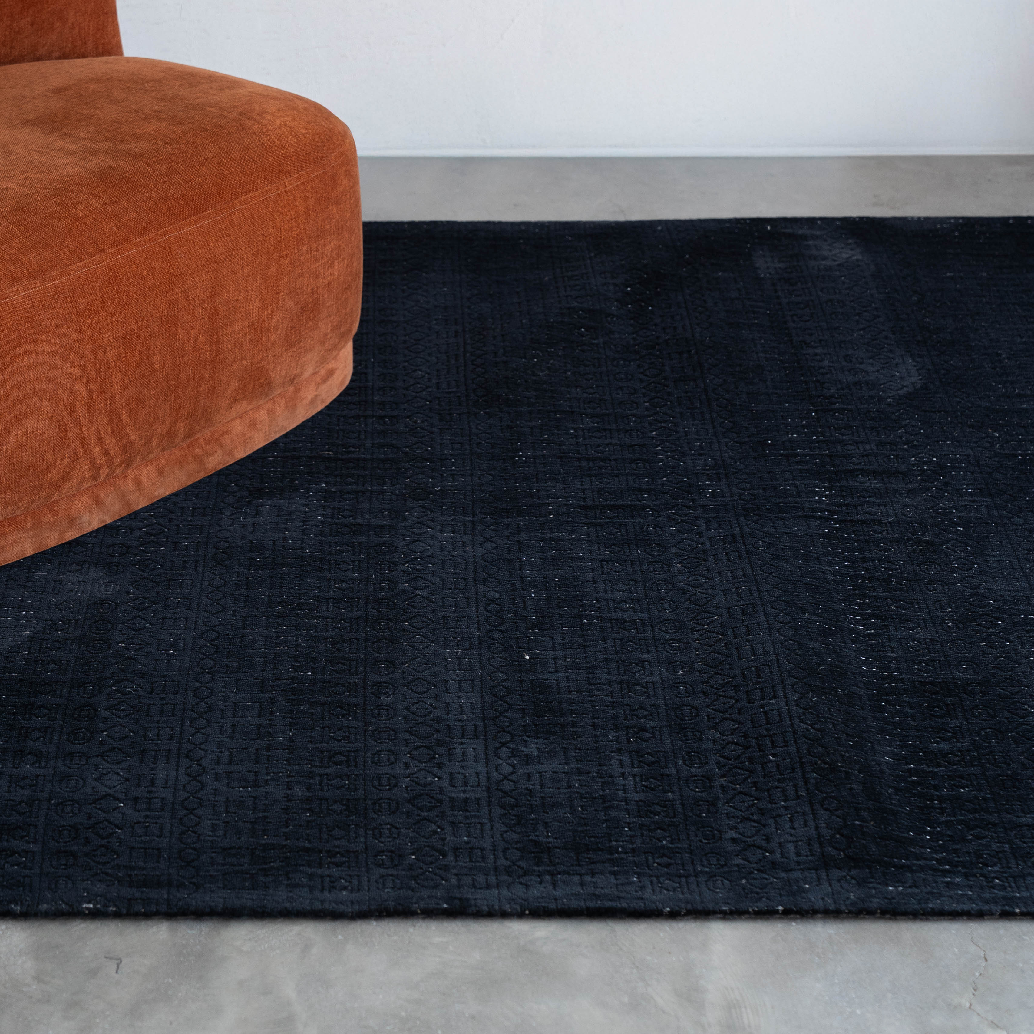 سجادة كلاسيكية ناعمة من الصوف الأسود والفضي مصنوعة يدوياً 