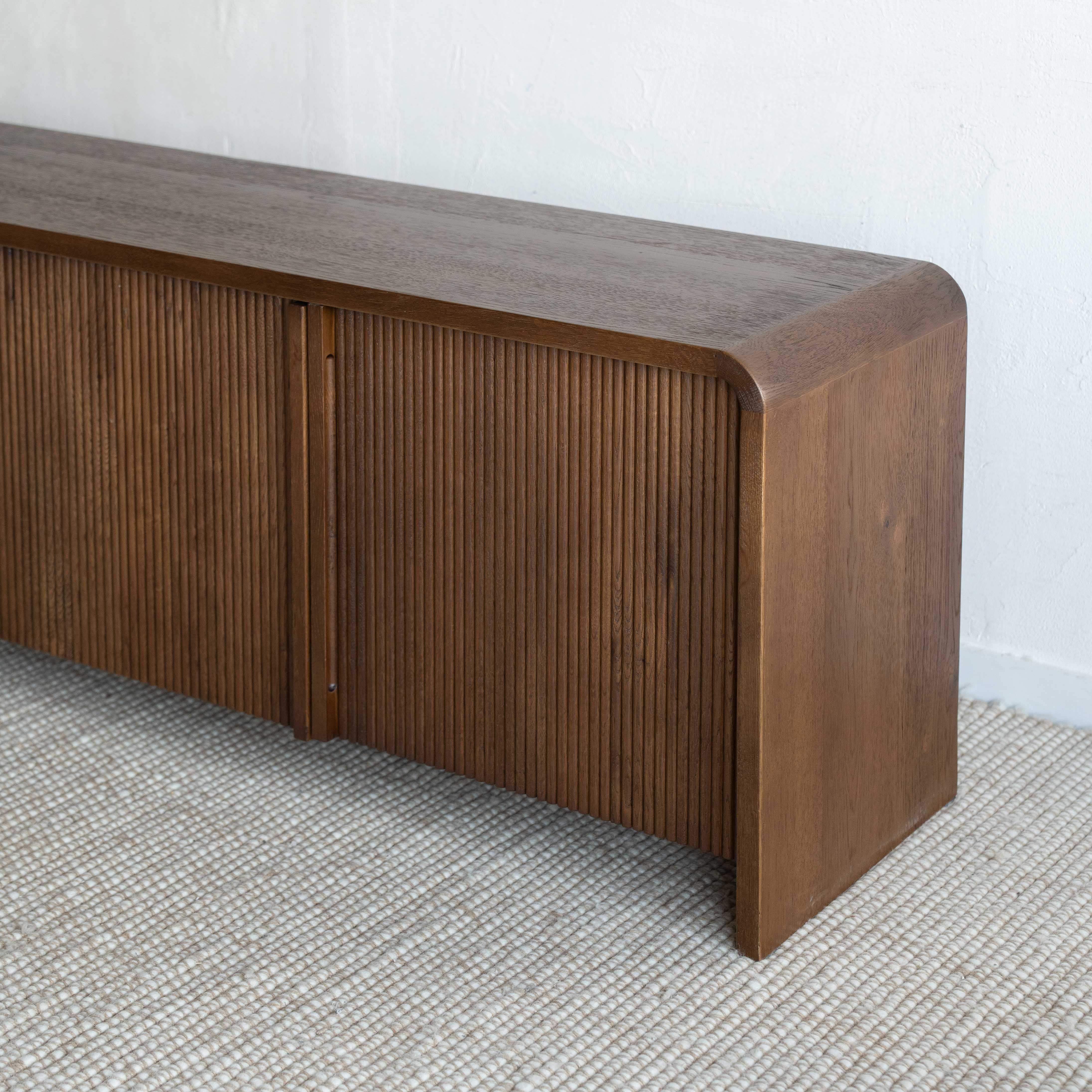 وحدة تلفزيون من خشب الدردار بتصميم عتيق على شكل عرش - كبيرة 