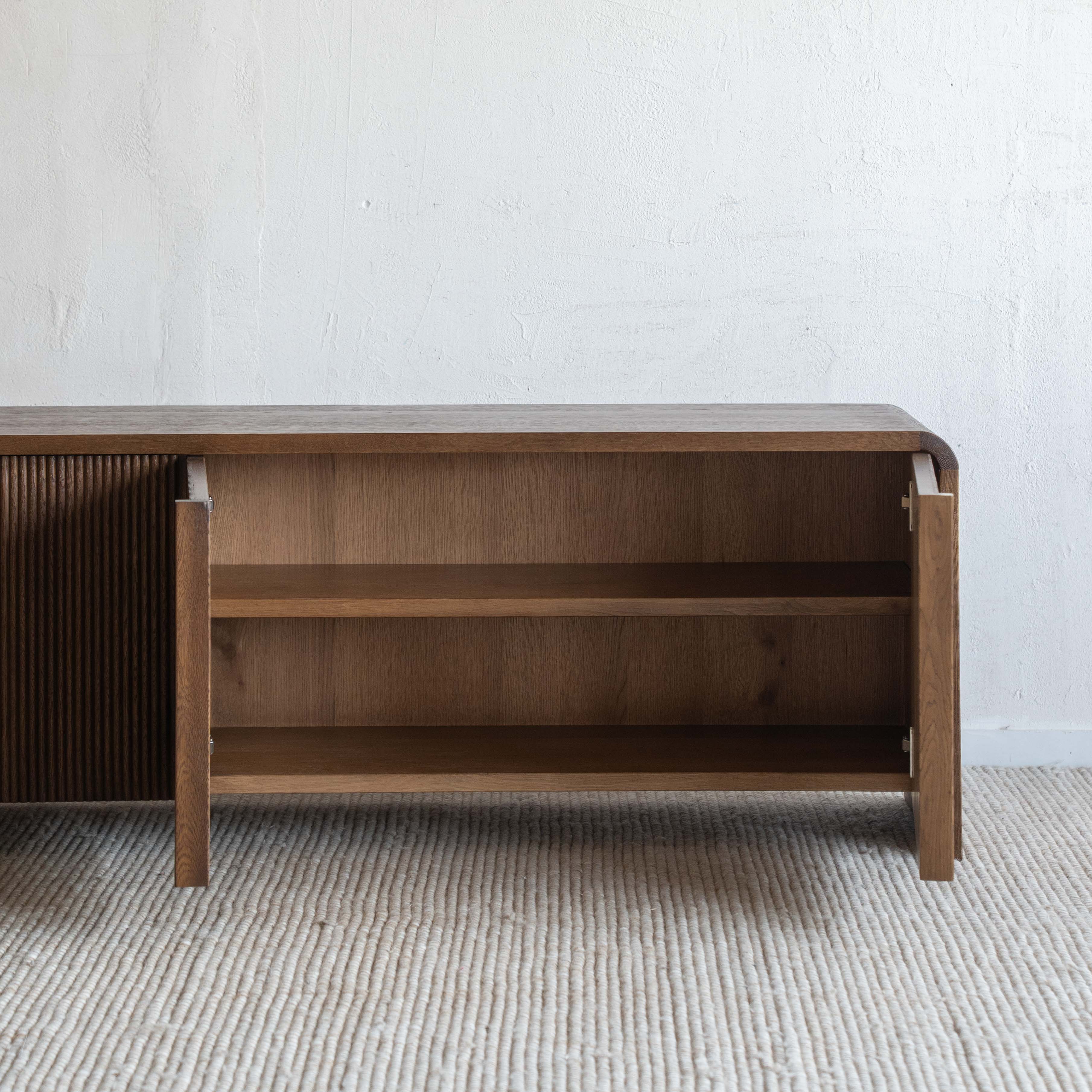 وحدة تلفزيون من خشب الدردار بتصميم عتيق على شكل عرش - كبيرة 