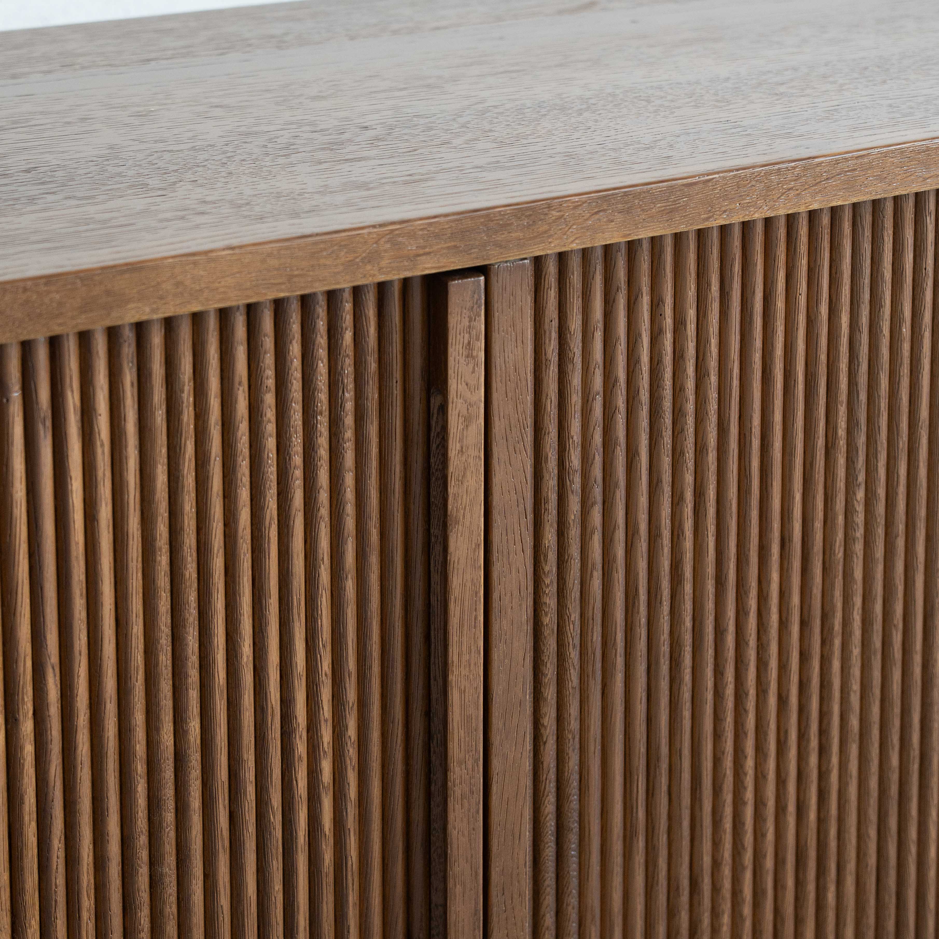 وحدة تلفزيون من خشب الدردار بتصميم عتيق على شكل عرش - كبيرة 