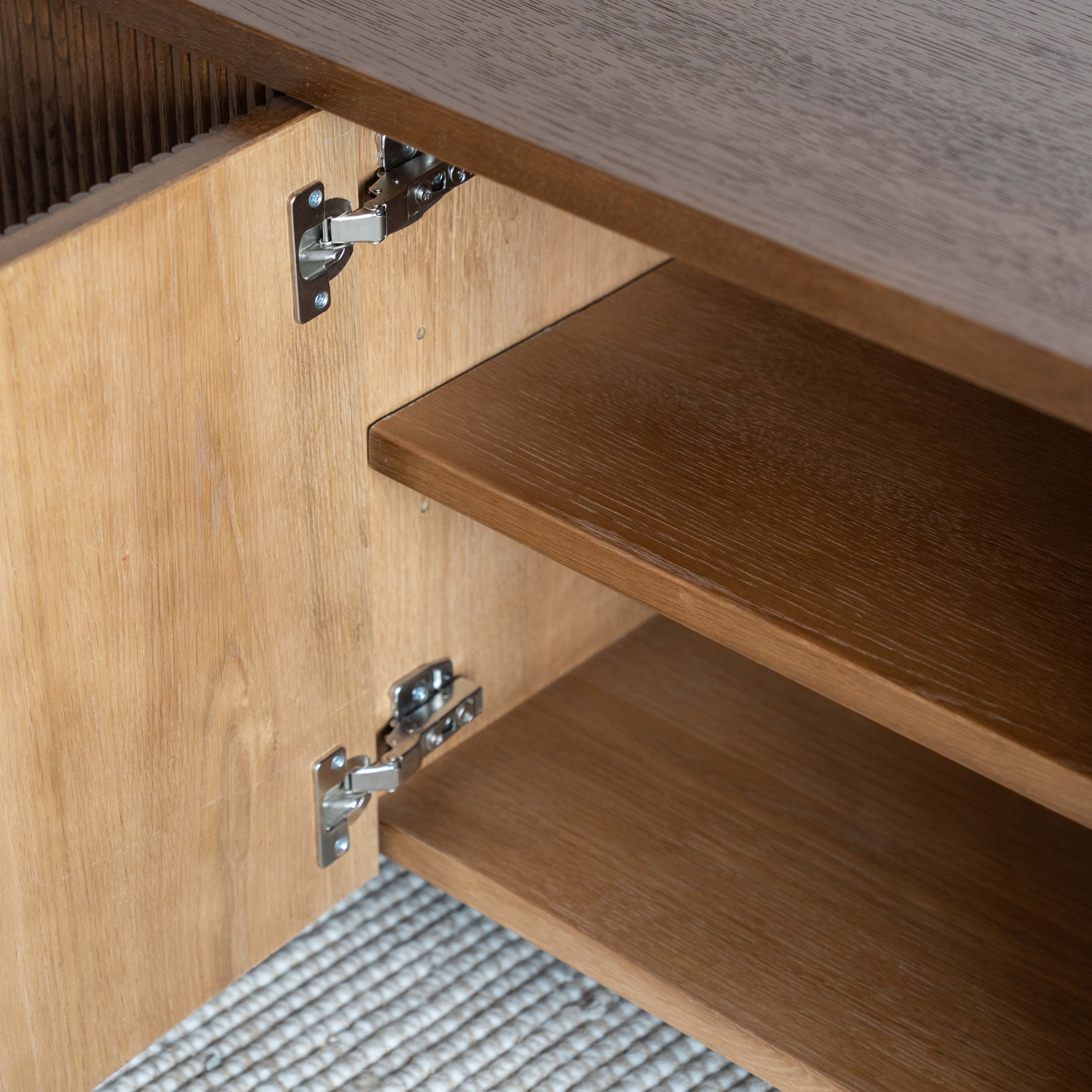 وحدة تلفزيون من خشب الدردار بتصميم عتيق على شكل عرش - كبيرة 