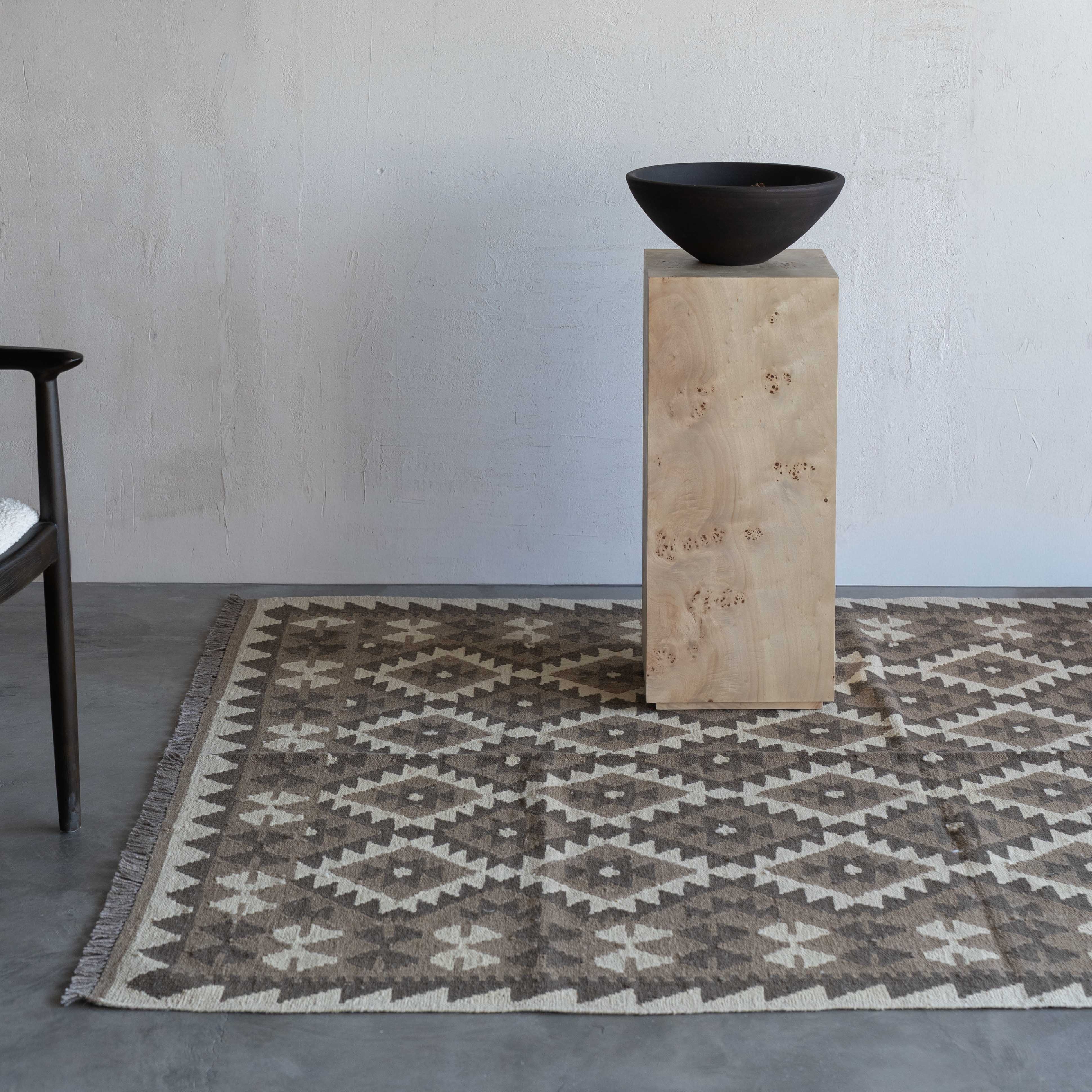 سجادة كازابلانكا الكلاسيكية المصنوعة يدوياً من الصوف العتيق بلون بيج 