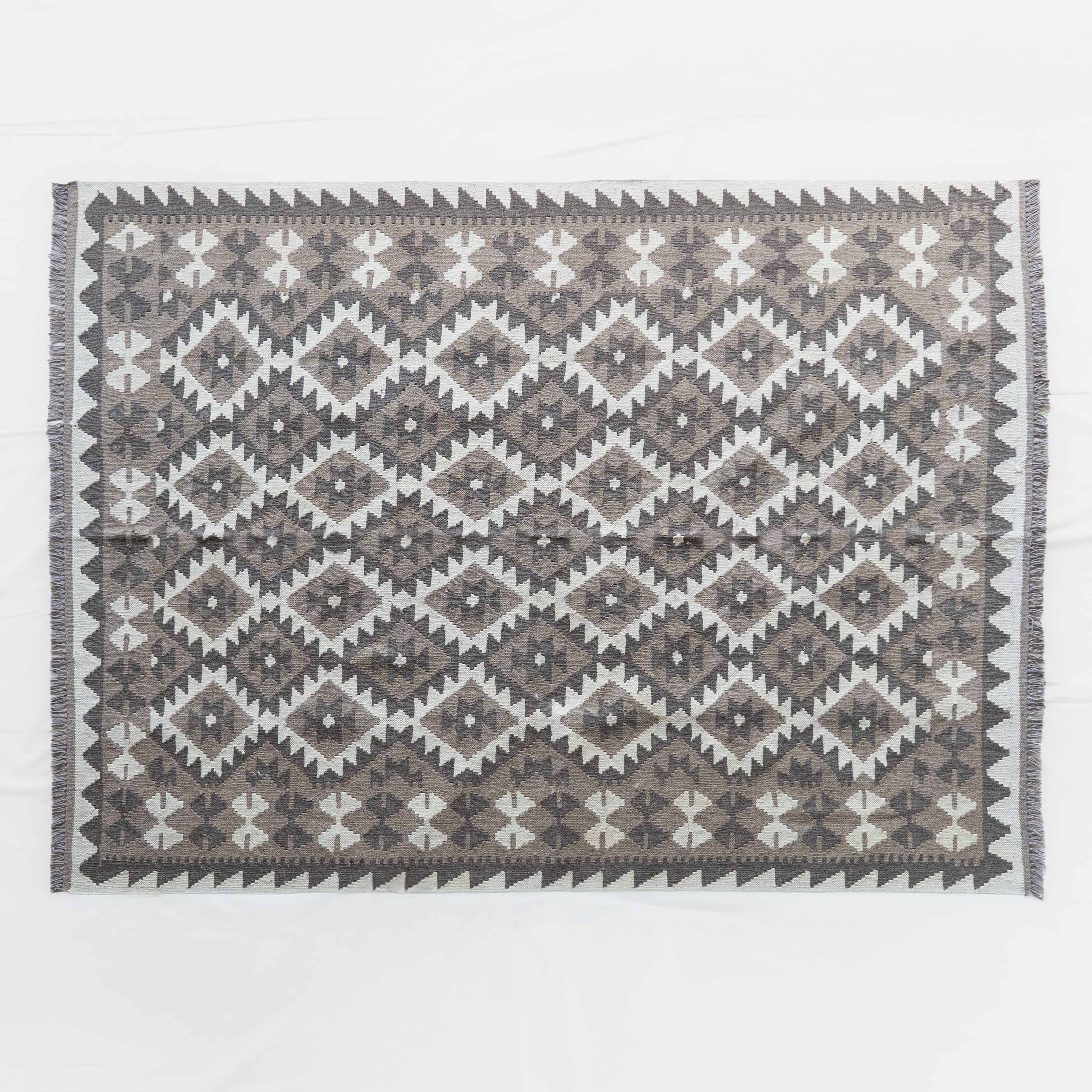 سجادة كازابلانكا الكلاسيكية المصنوعة يدوياً من الصوف العتيق بلون بيج 