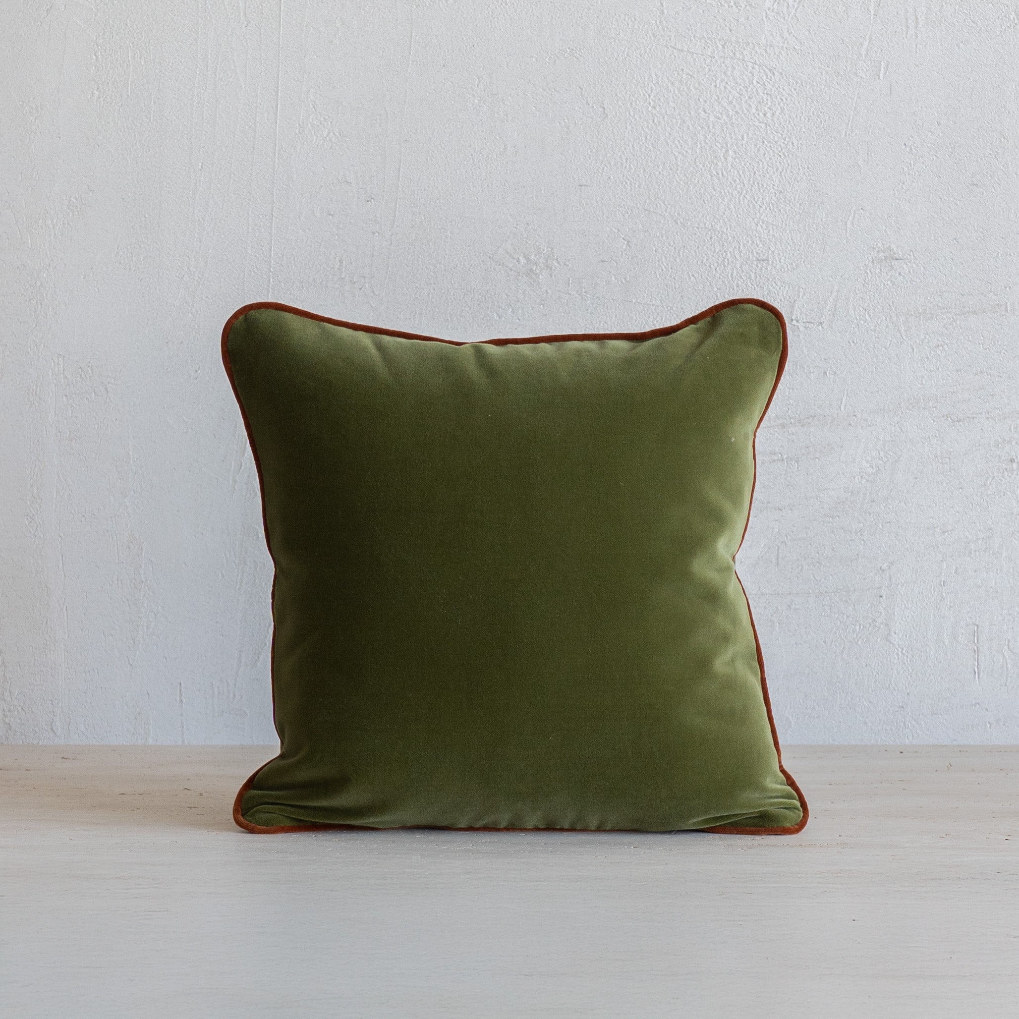 غطاء وسادة فيليور أبيض