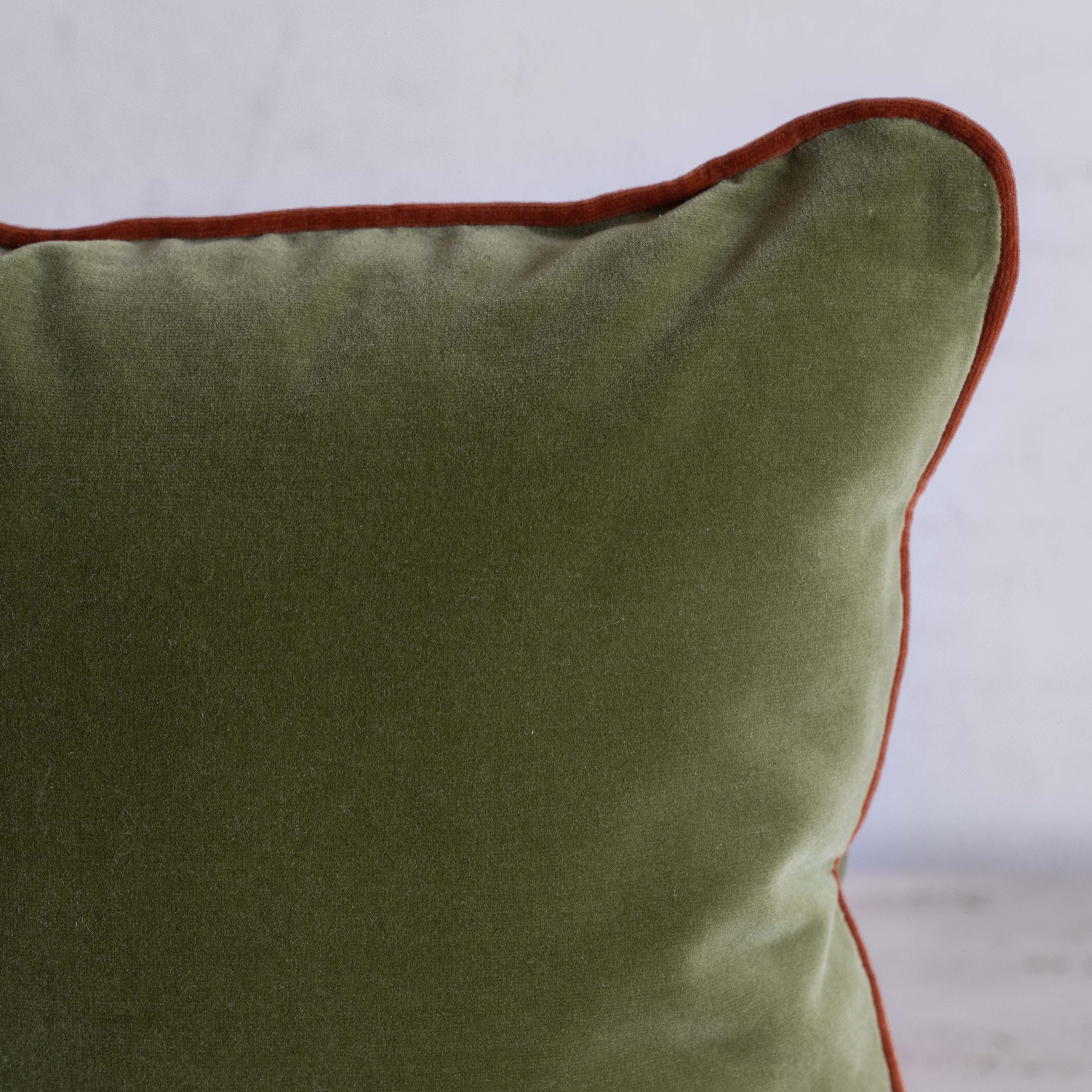 غطاء وسادة فيليور أبيض