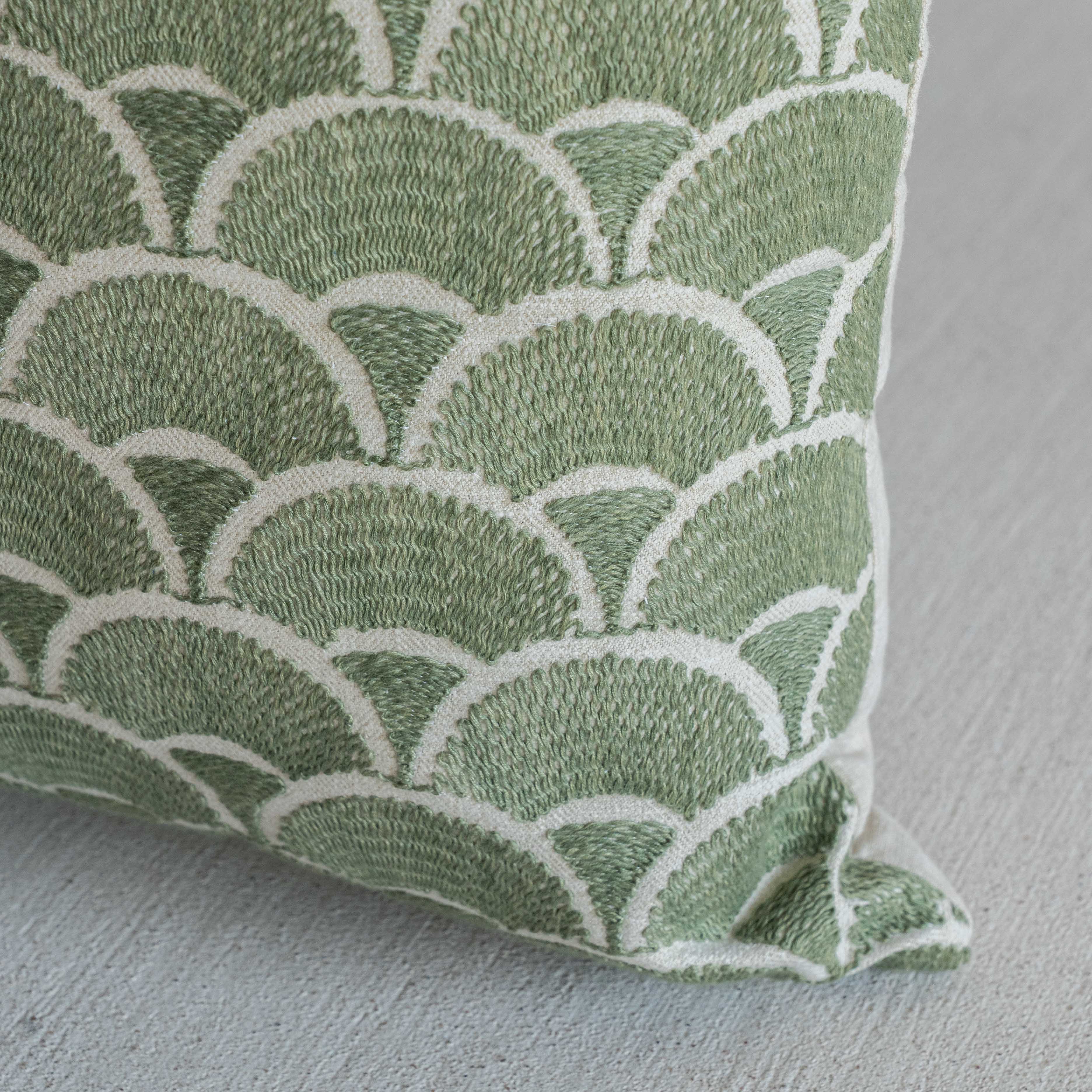 غطاء وسادة فيليور أبيض