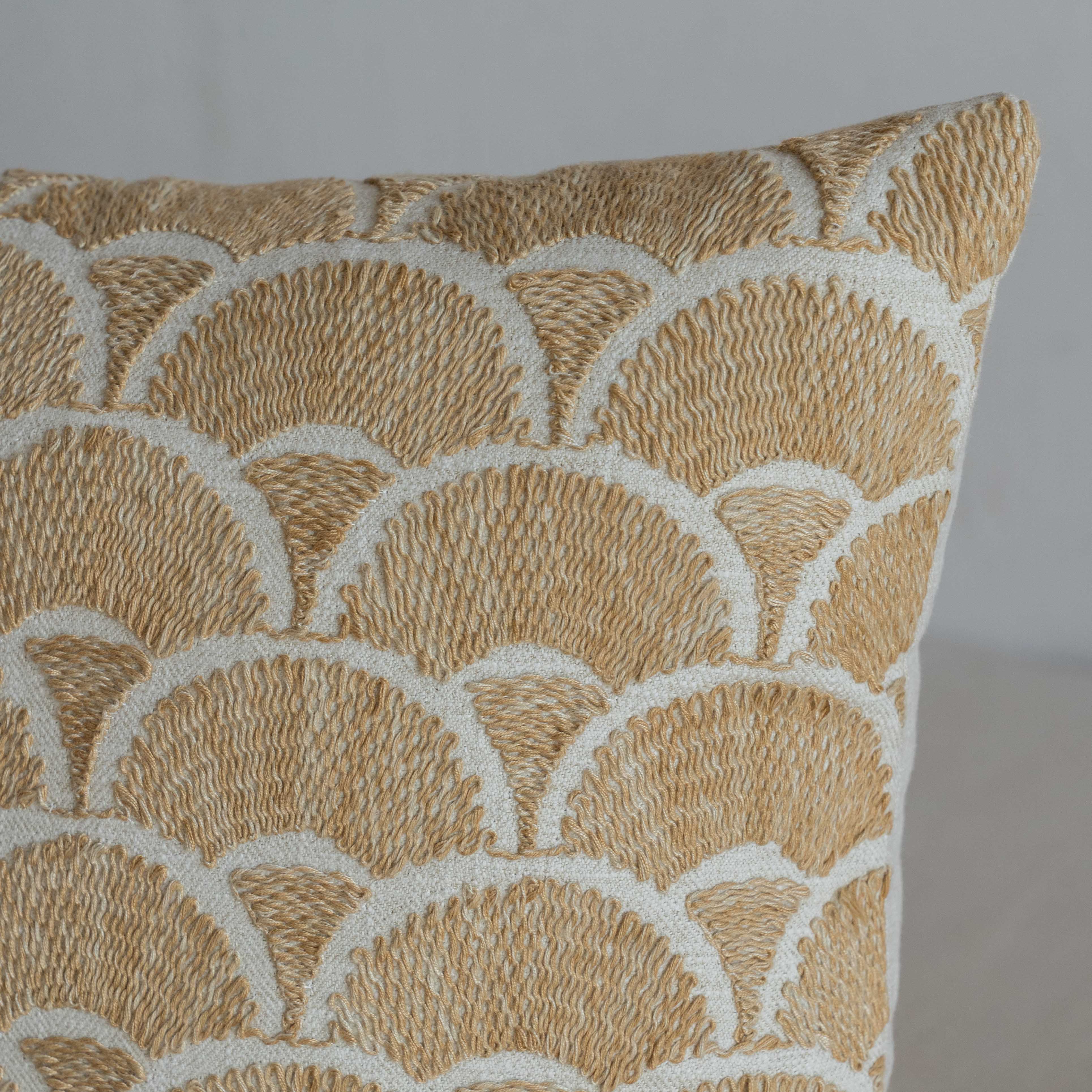 غطاء وسادة فيليور أبيض