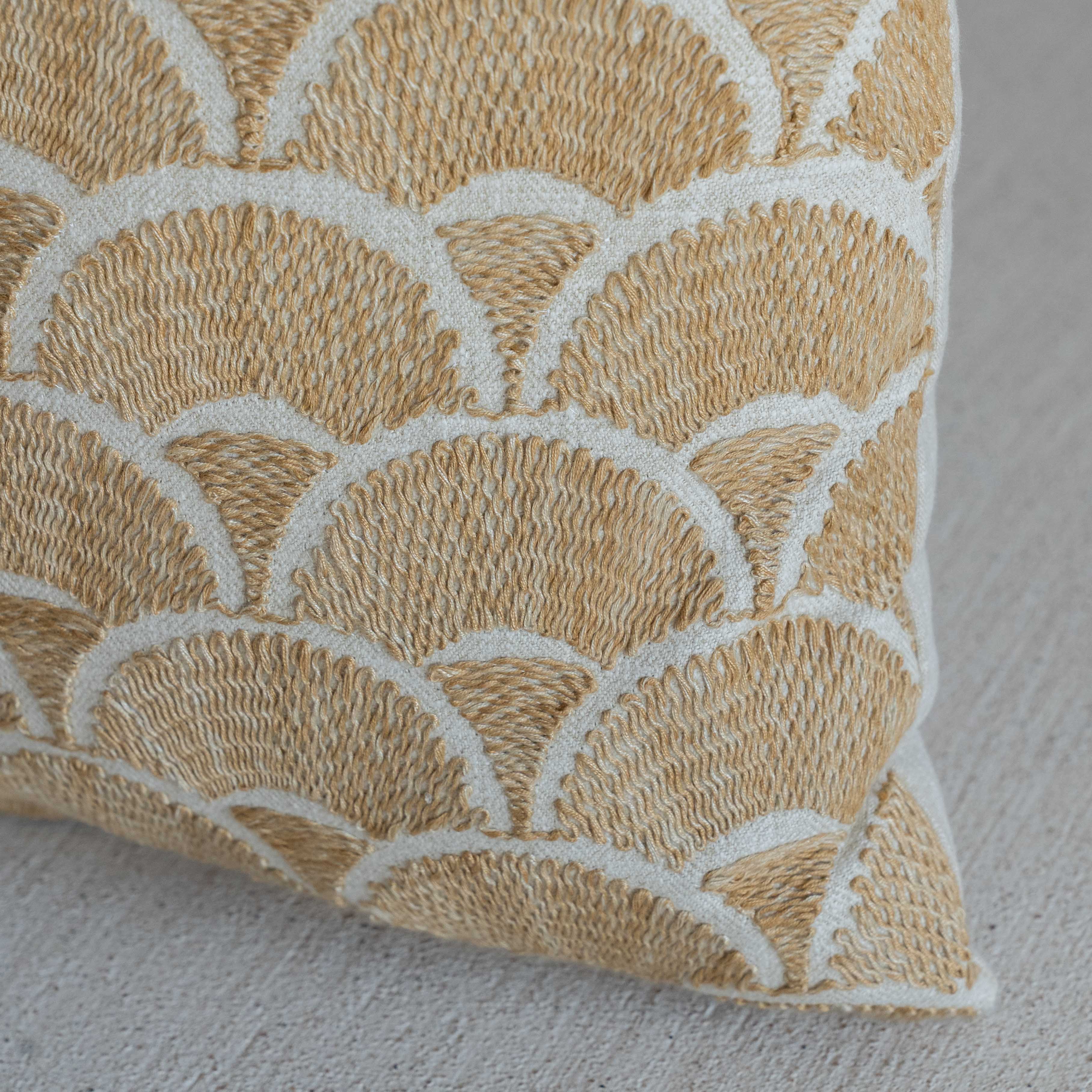 غطاء وسادة فيليور أبيض