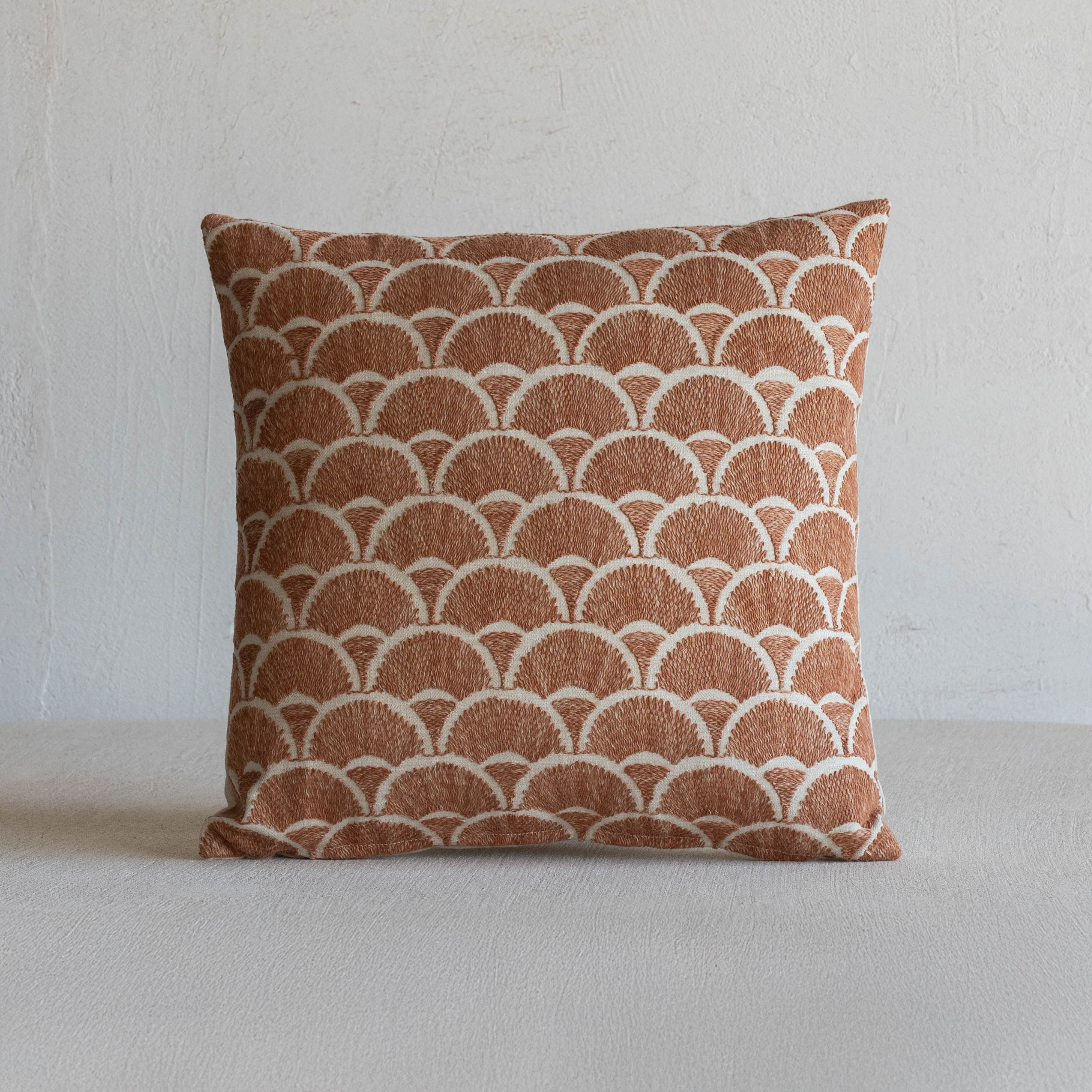 غطاء وسادة فيليور أبيض