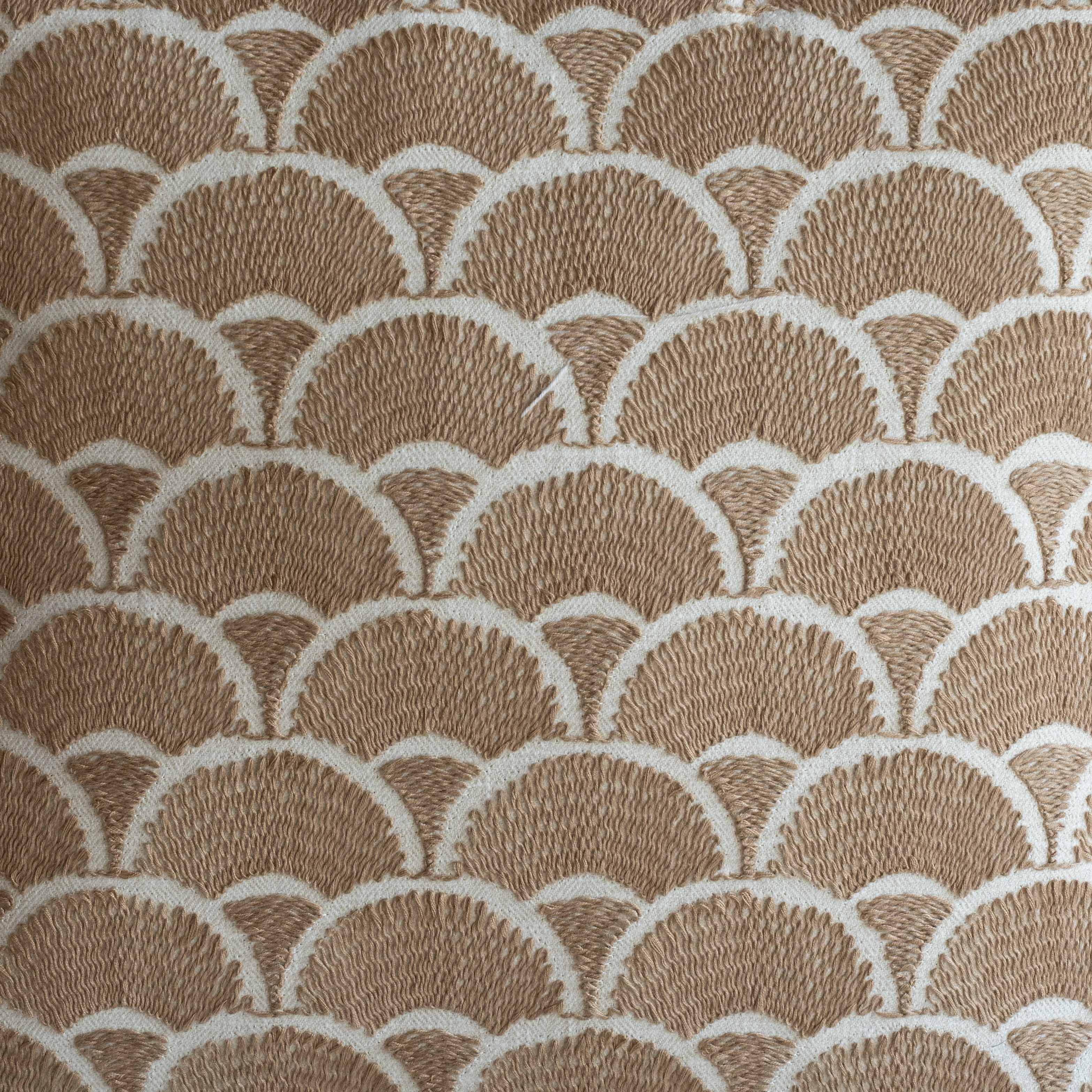 غطاء وسادة فيليور أبيض