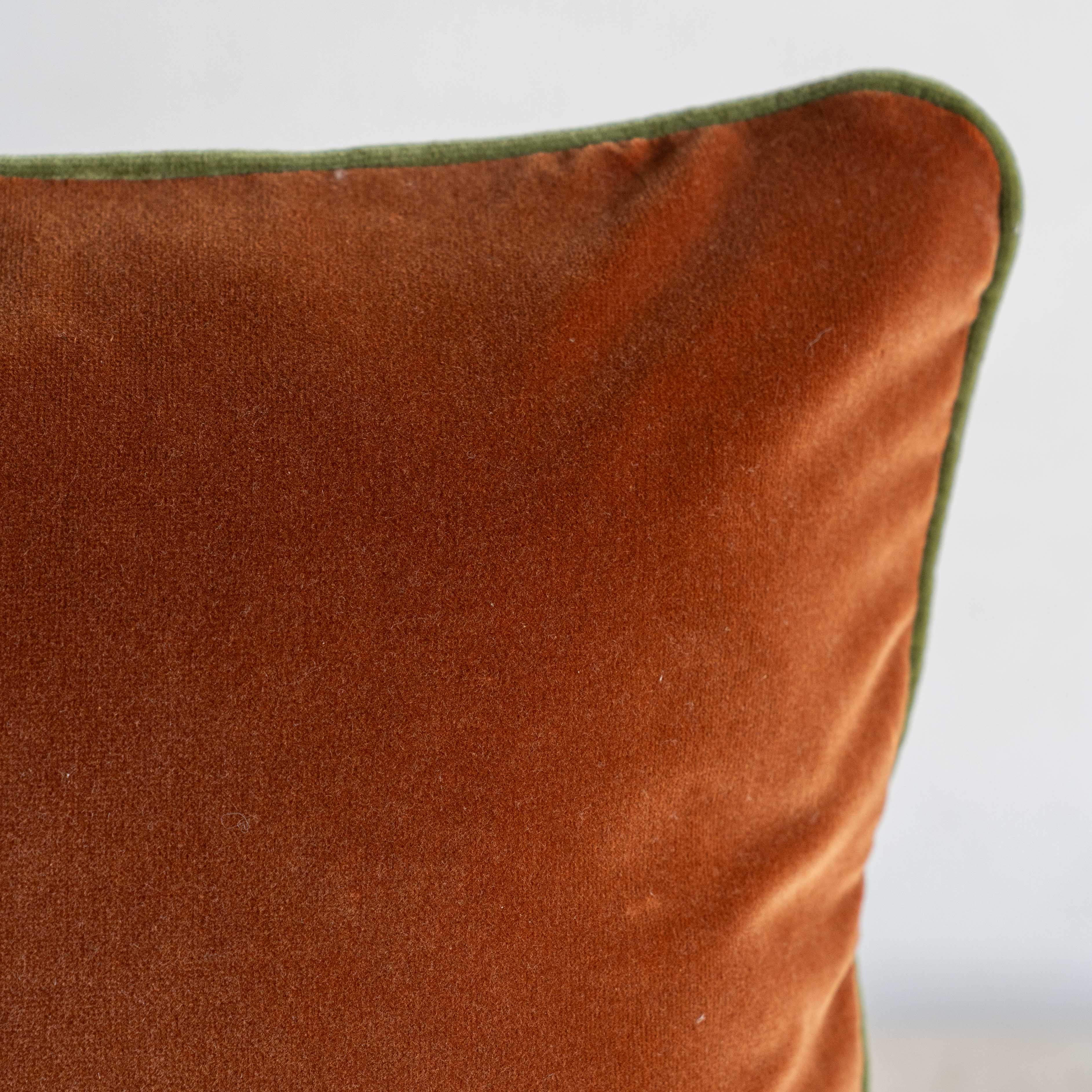 غطاء وسادة فيليور أبيض