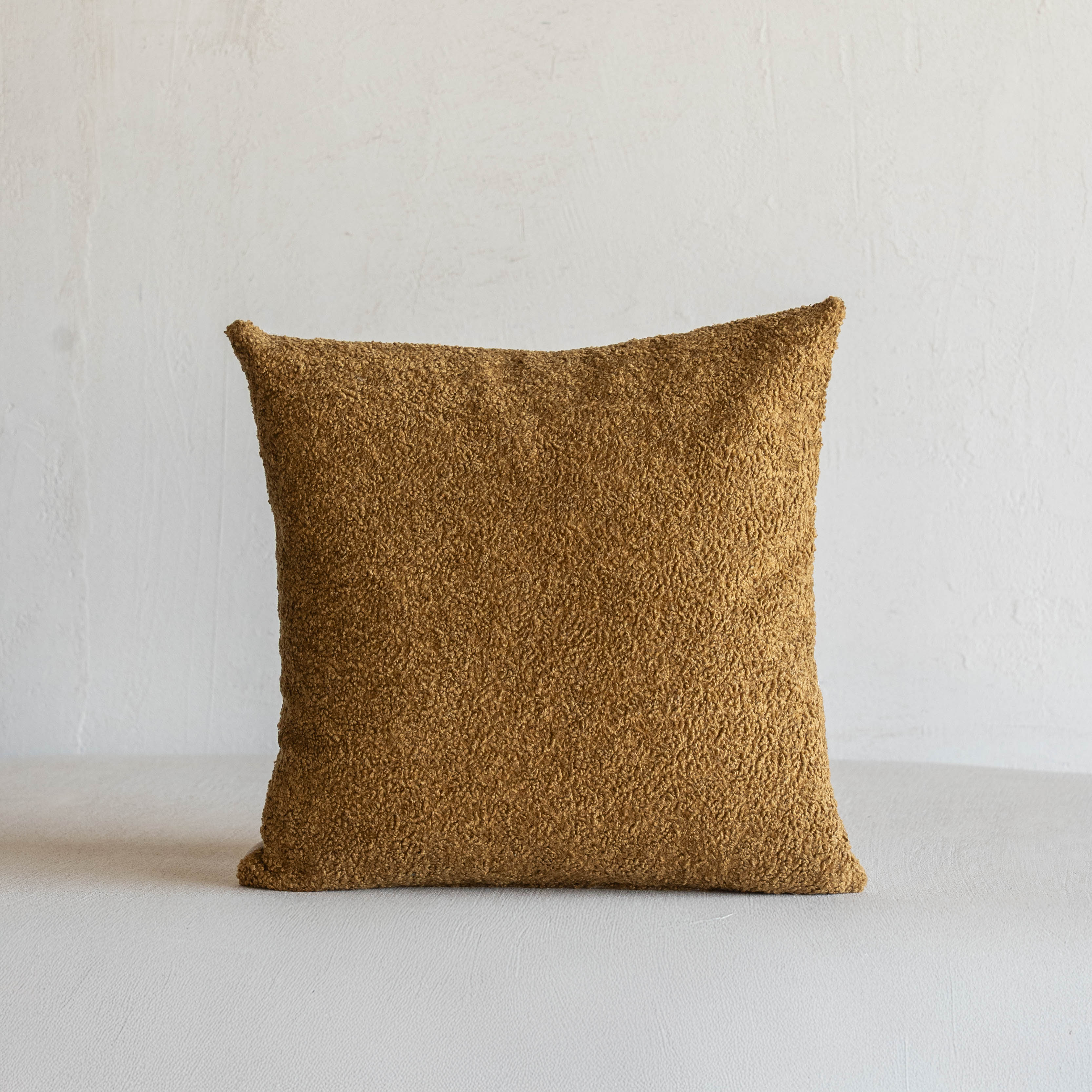 غطاء وسادة فيليور أبيض