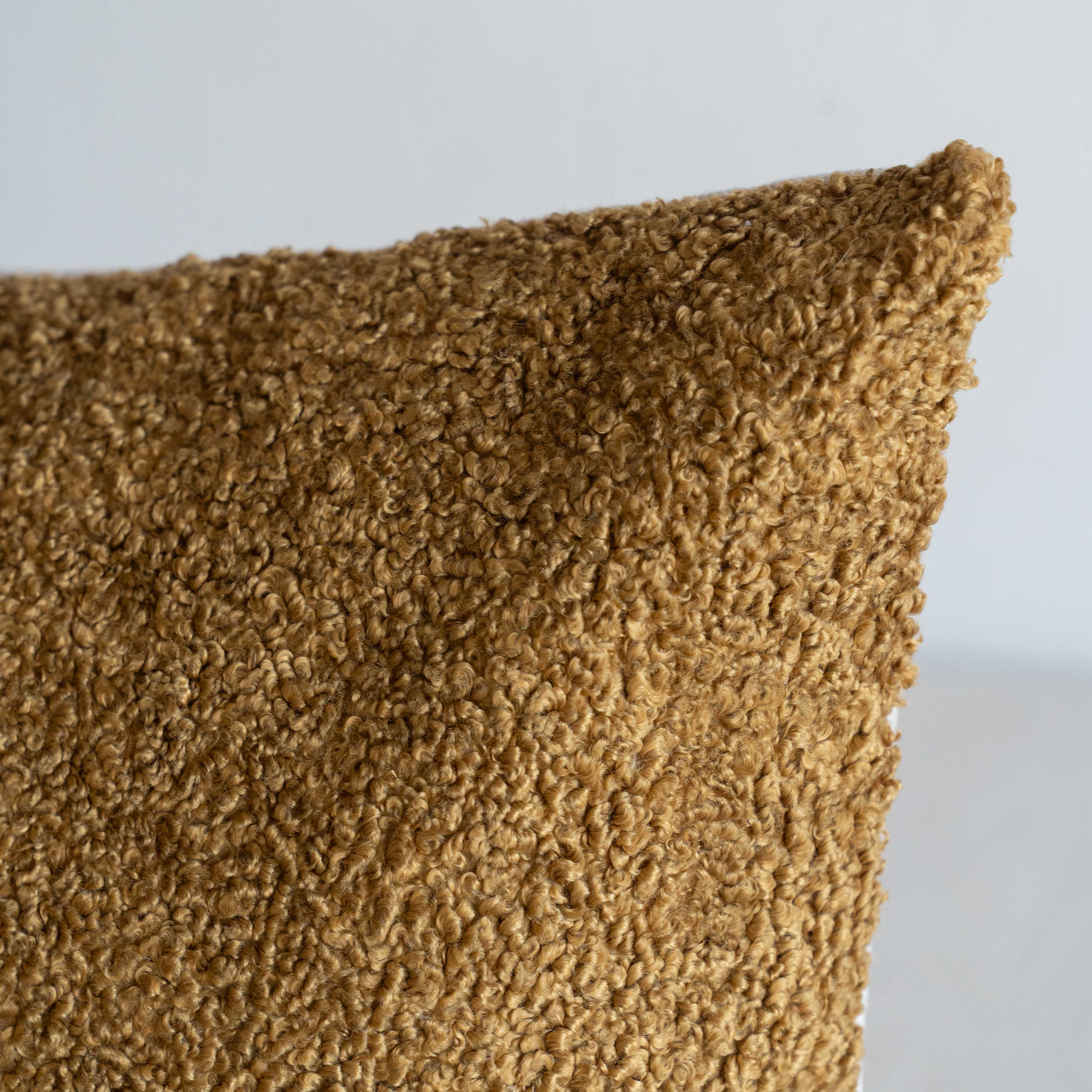 غطاء وسادة فيليور أبيض