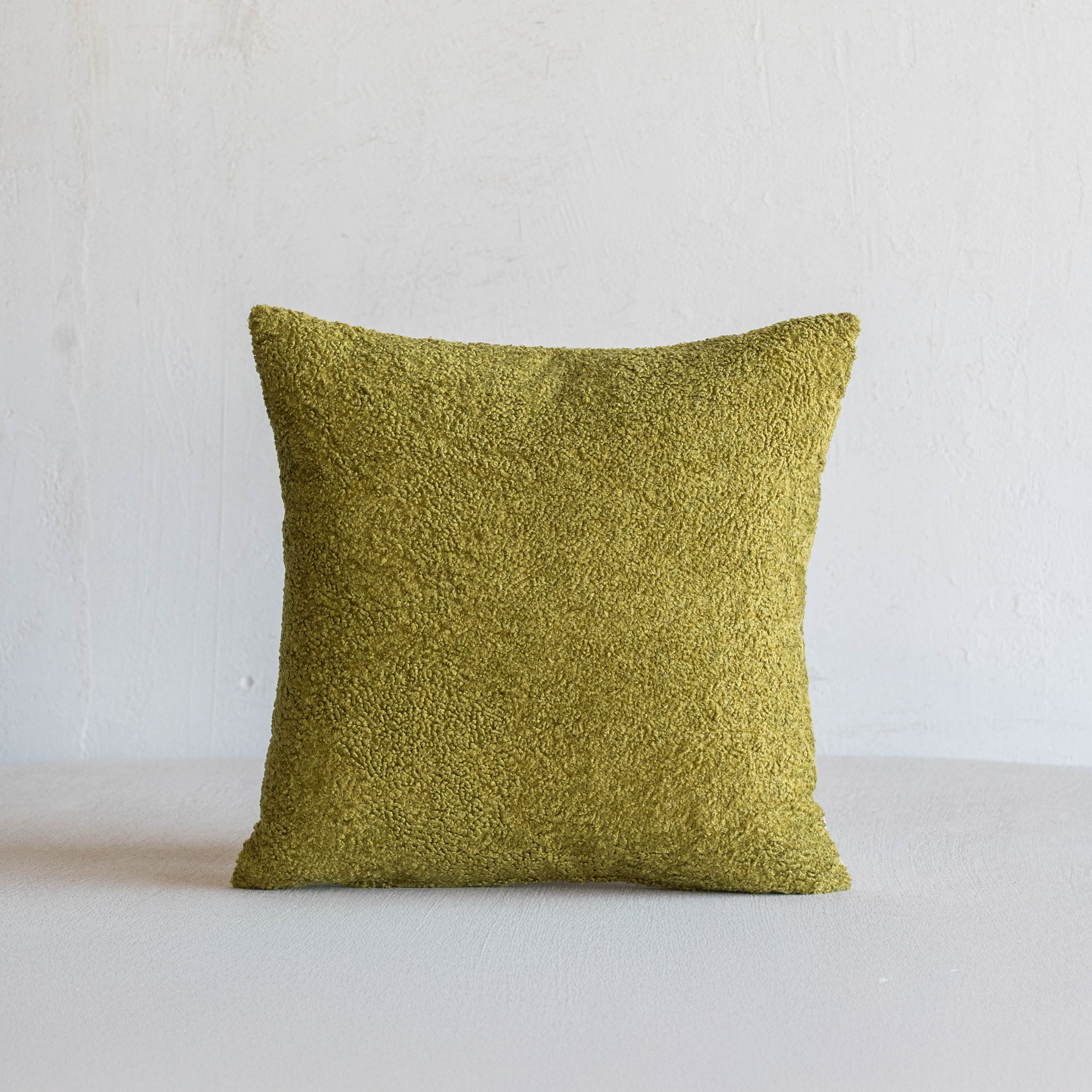 غطاء وسادة فيليور أبيض