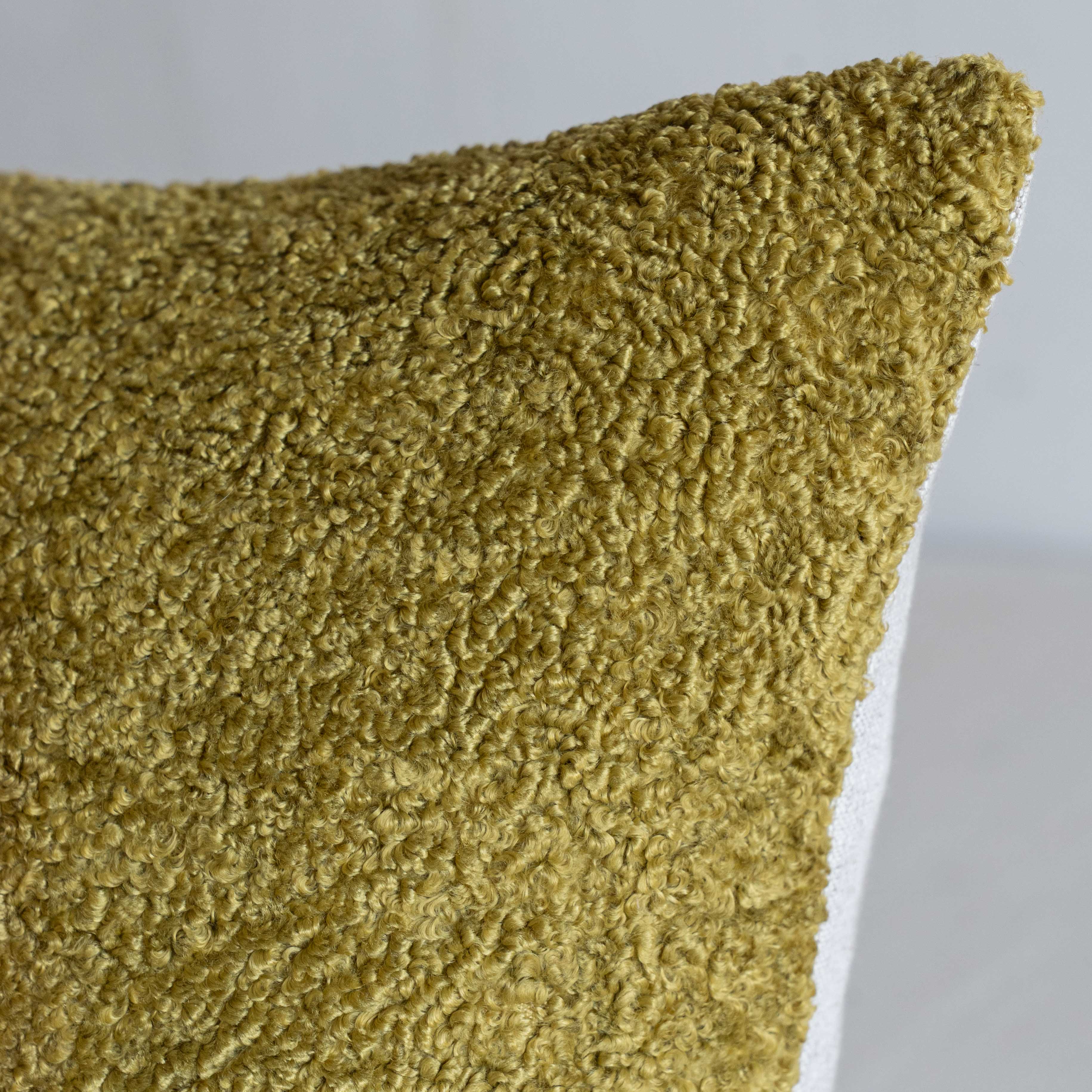 غطاء وسادة فيليور أبيض