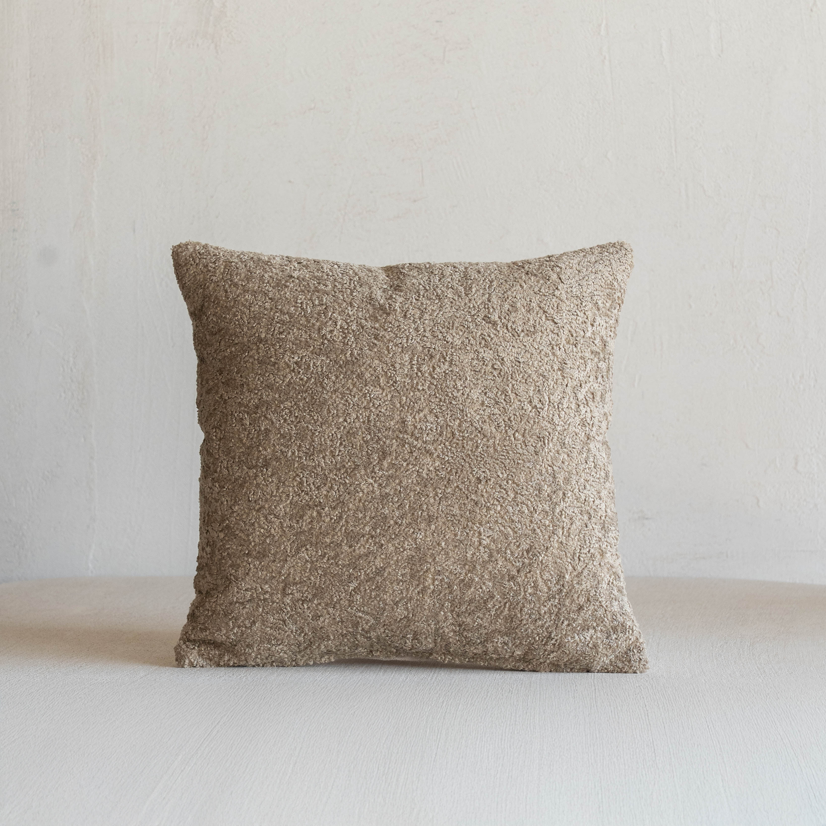 غطاء وسادة فيليور أبيض