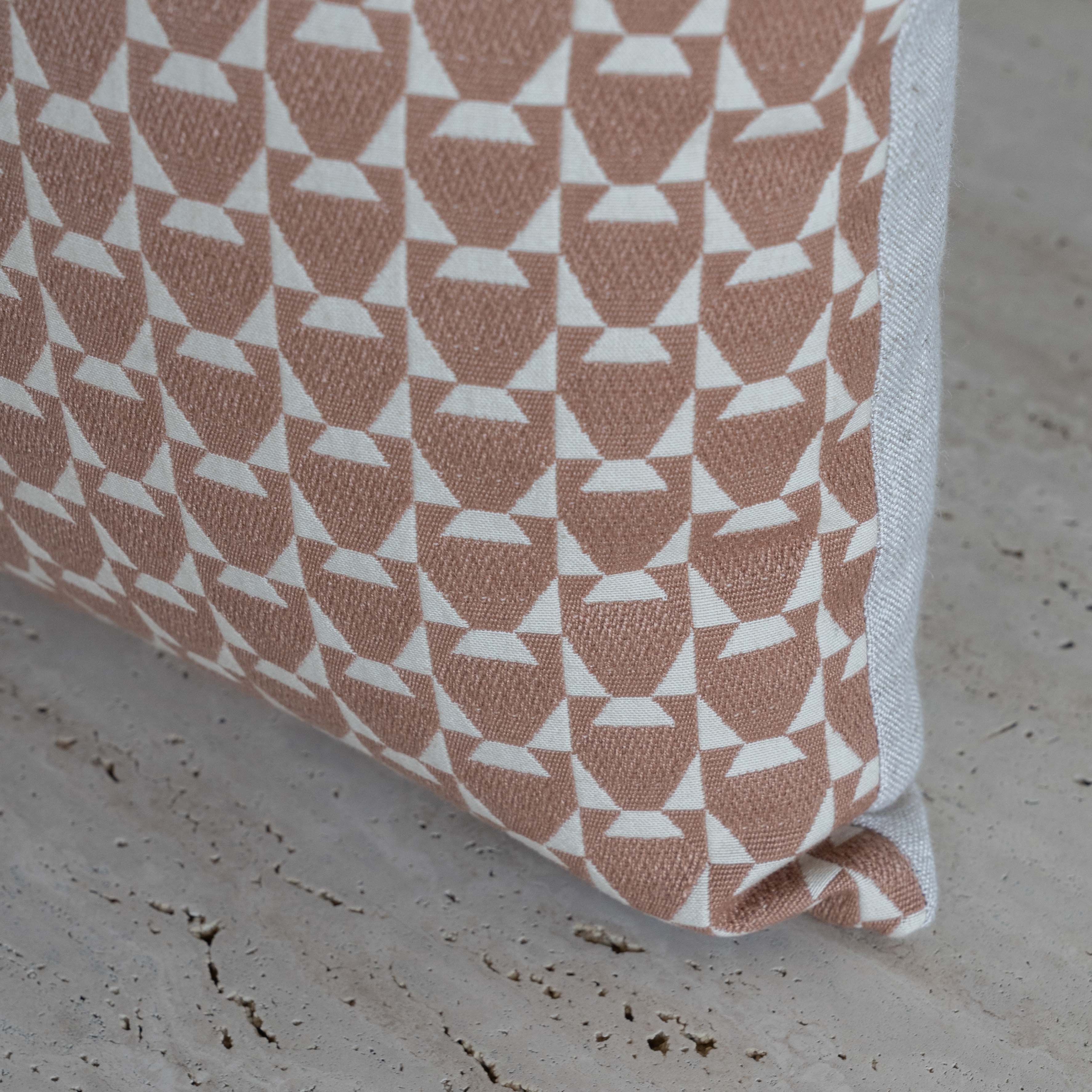 غطاء وسادة فيليور أبيض