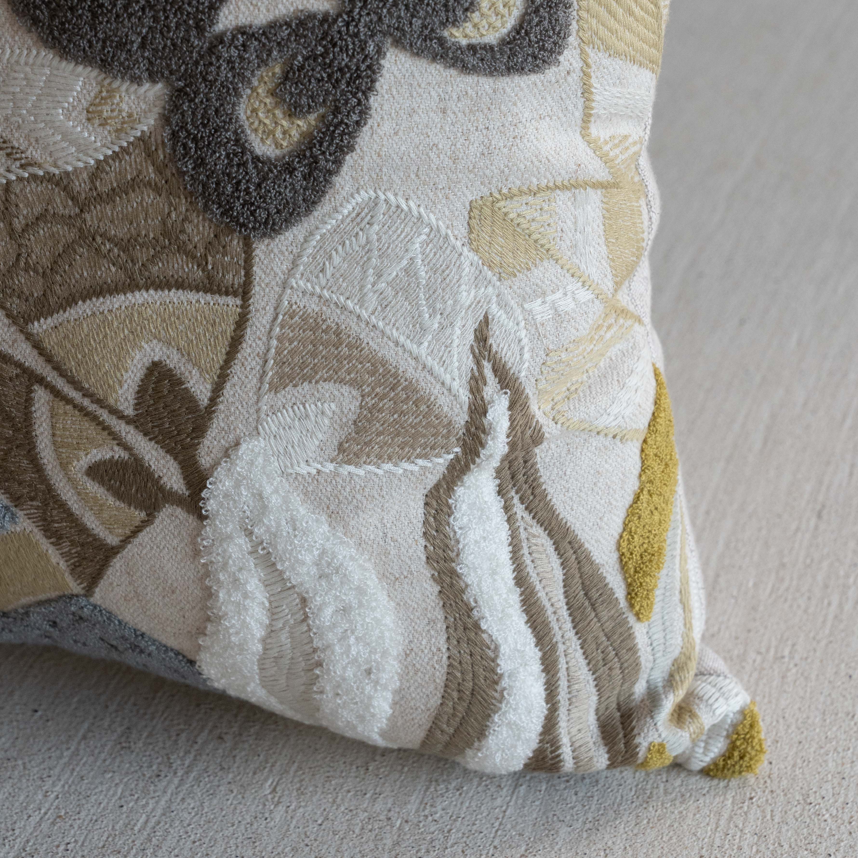 غطاء وسادة فيليور أبيض