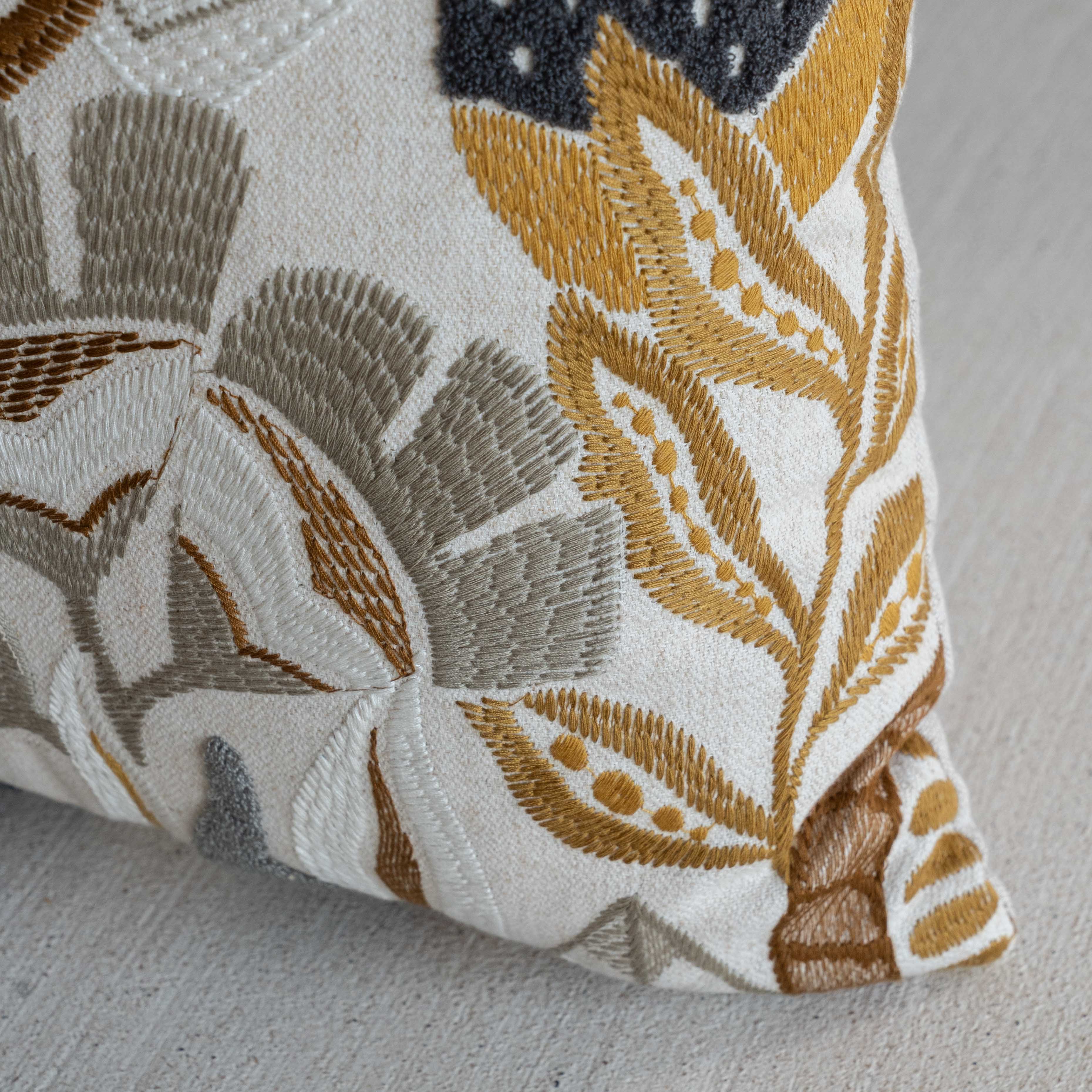 غطاء وسادة فيليور أبيض