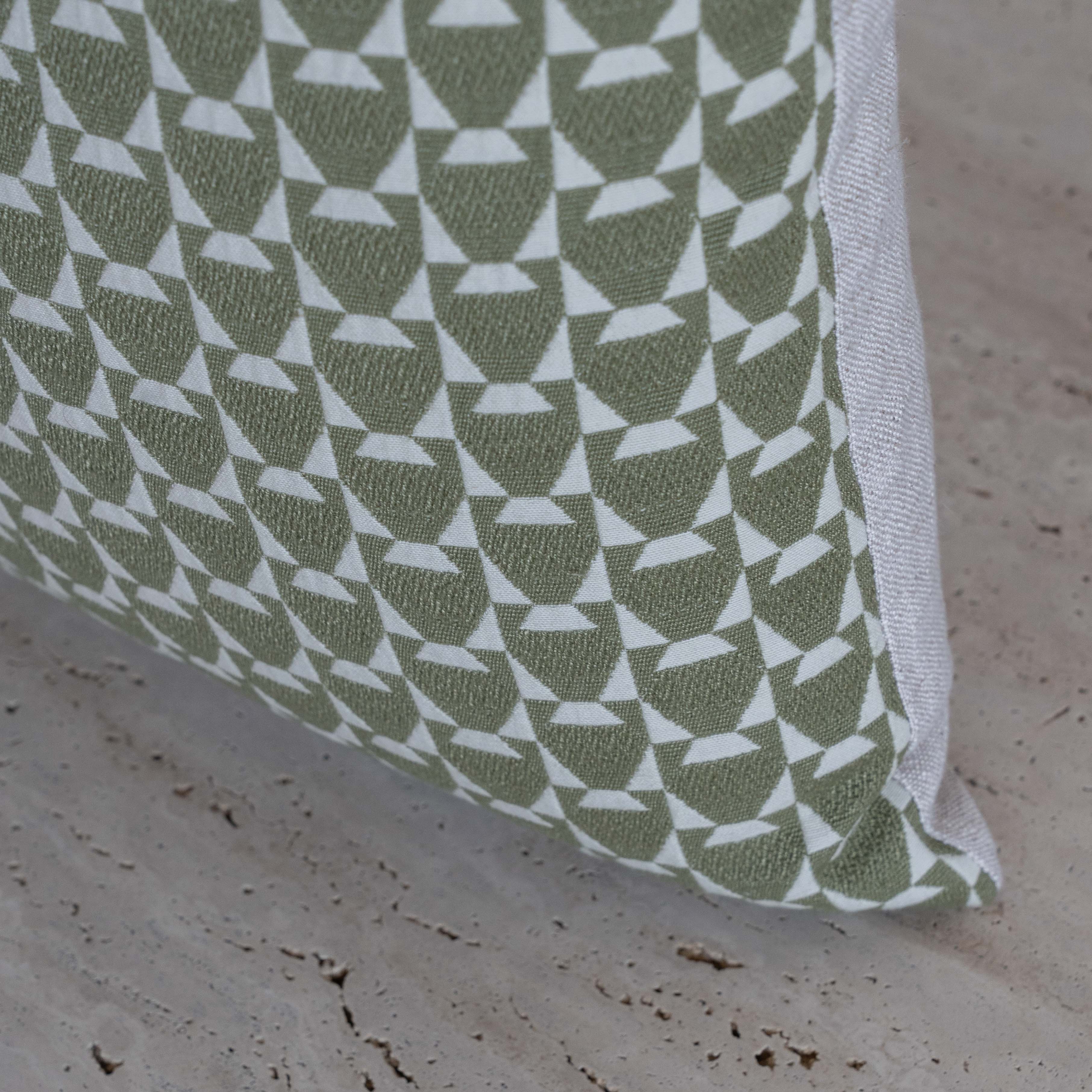 غطاء وسادة فيليور أبيض