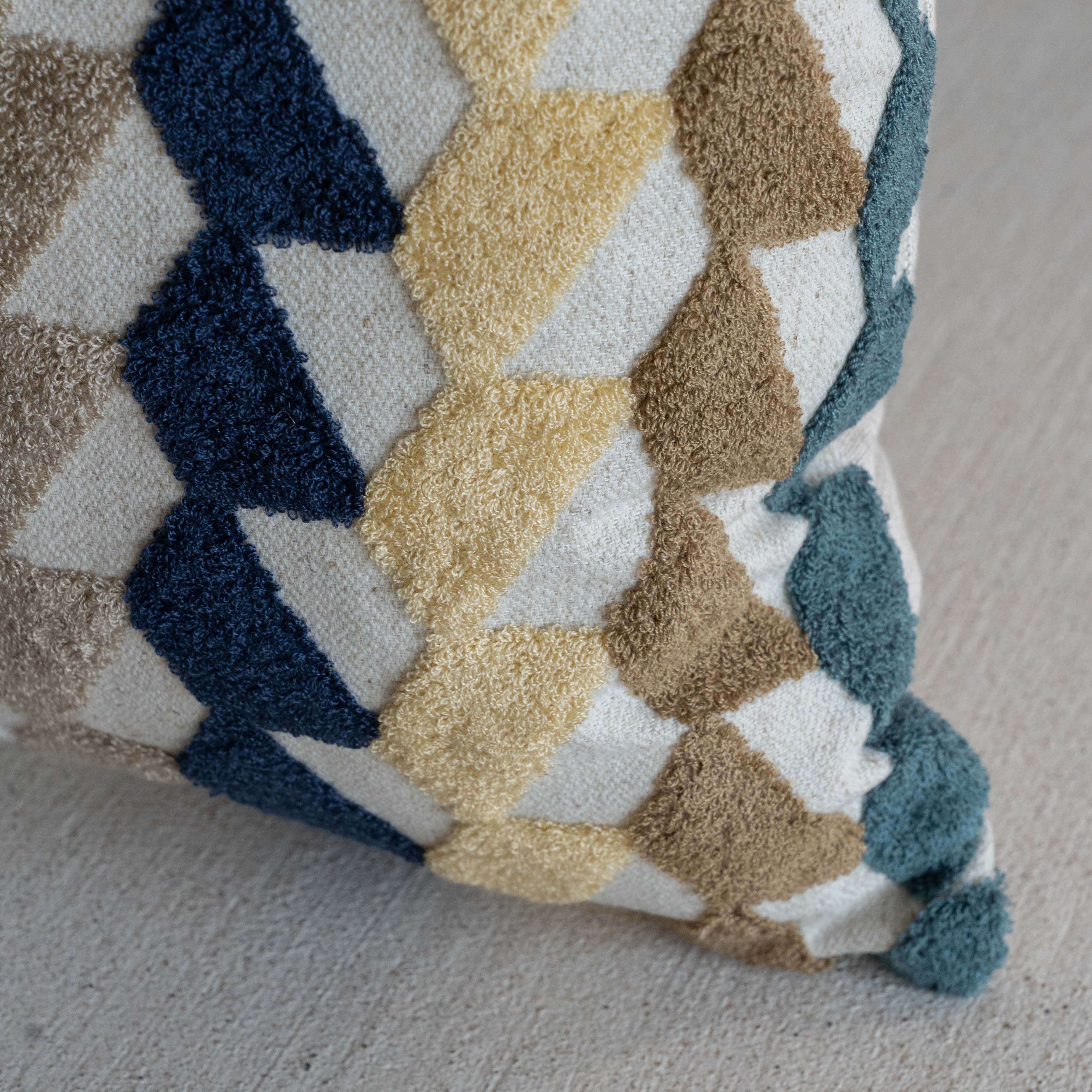 غطاء وسادة فيليور أبيض