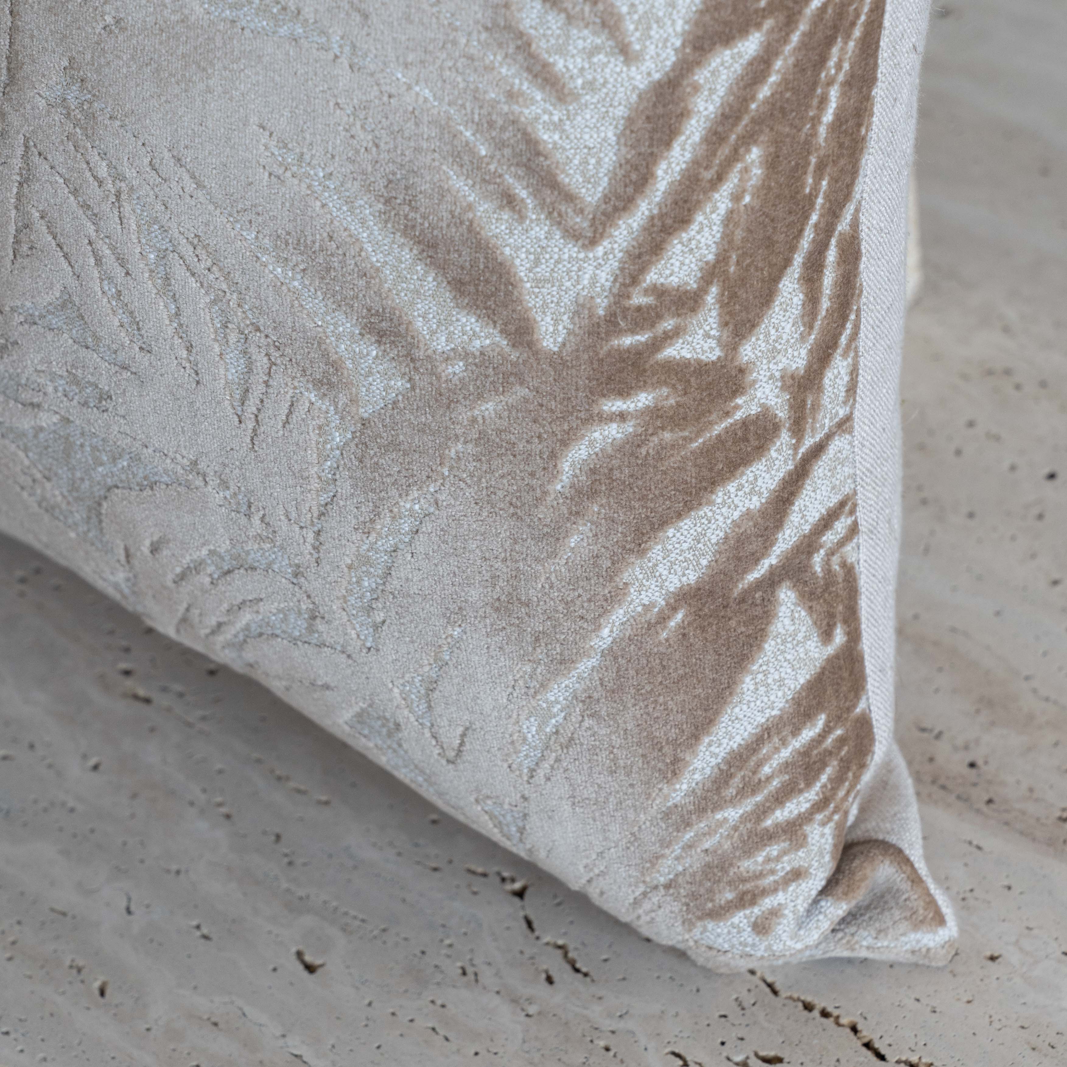 غطاء وسادة فيليور أبيض