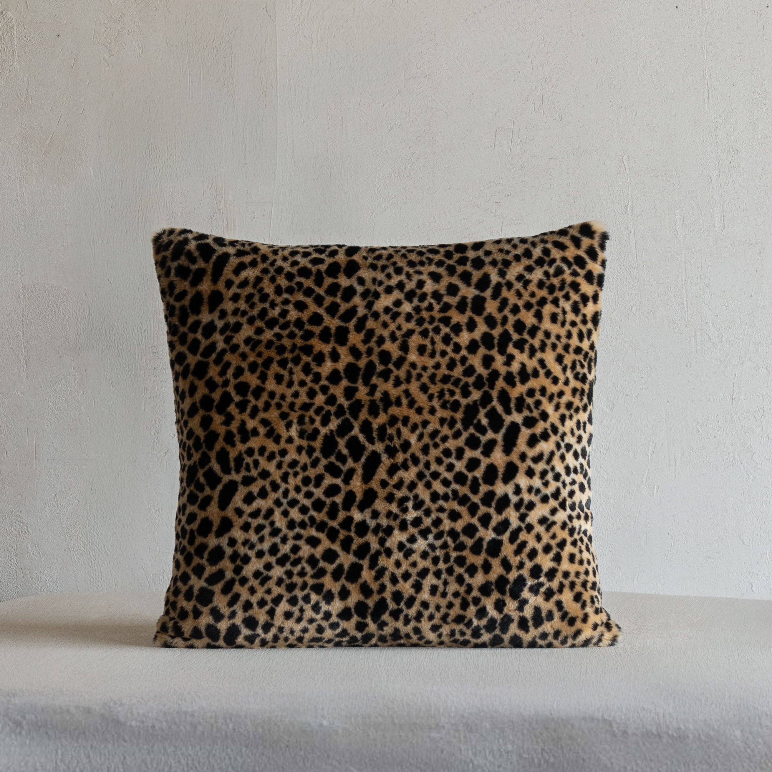 غطاء وسادة فيليور أبيض