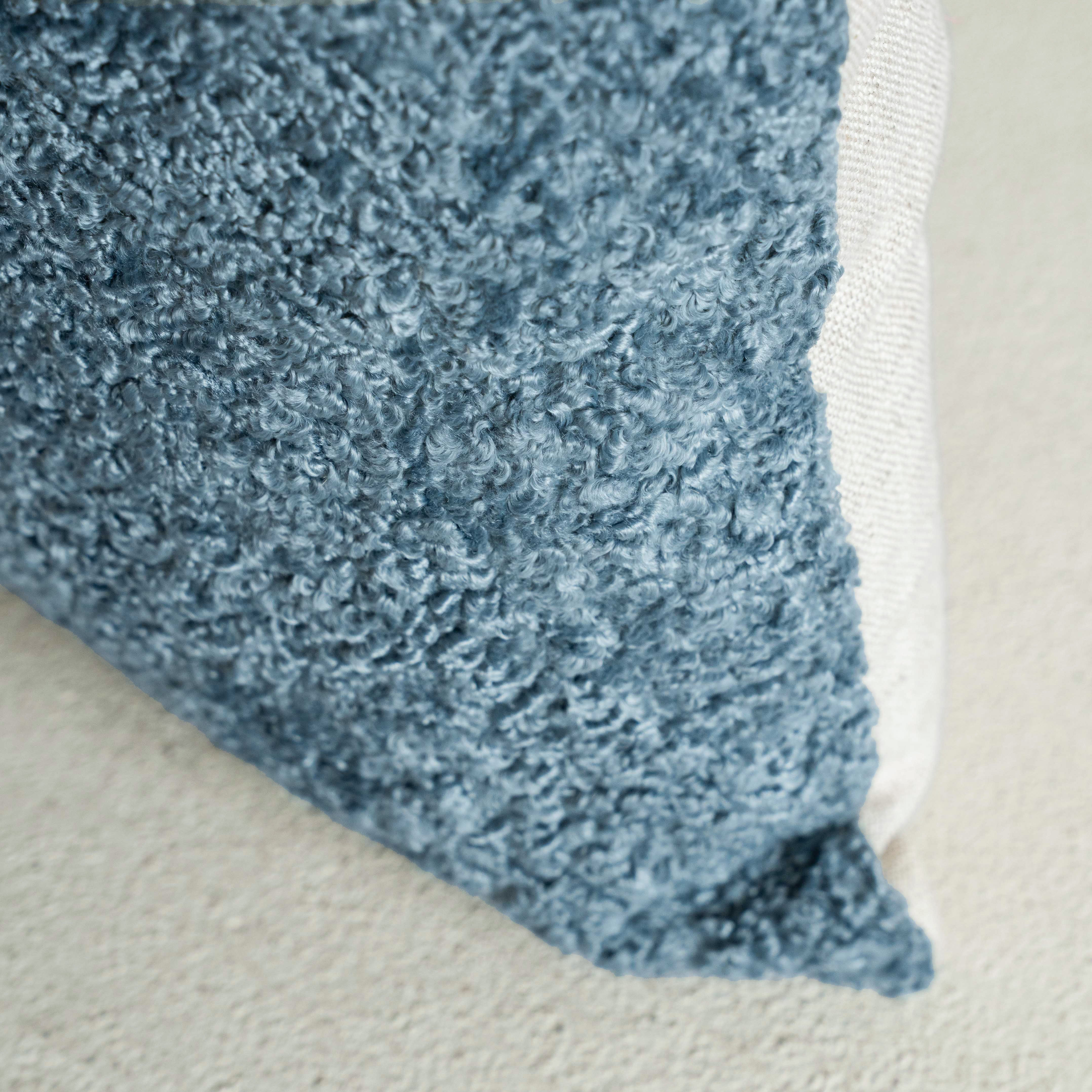 غطاء وسادة فيليور أبيض