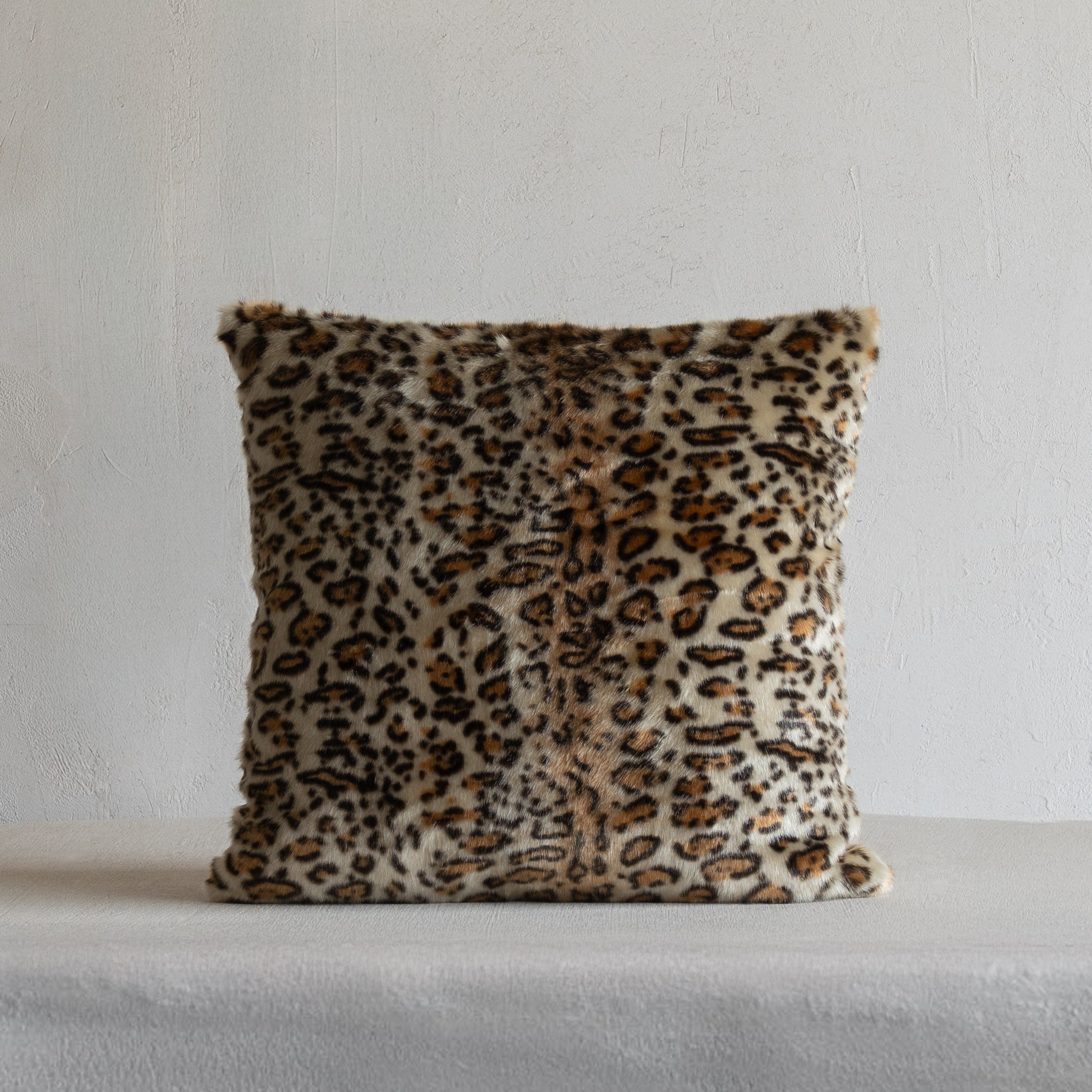 غطاء وسادة فيليور أبيض