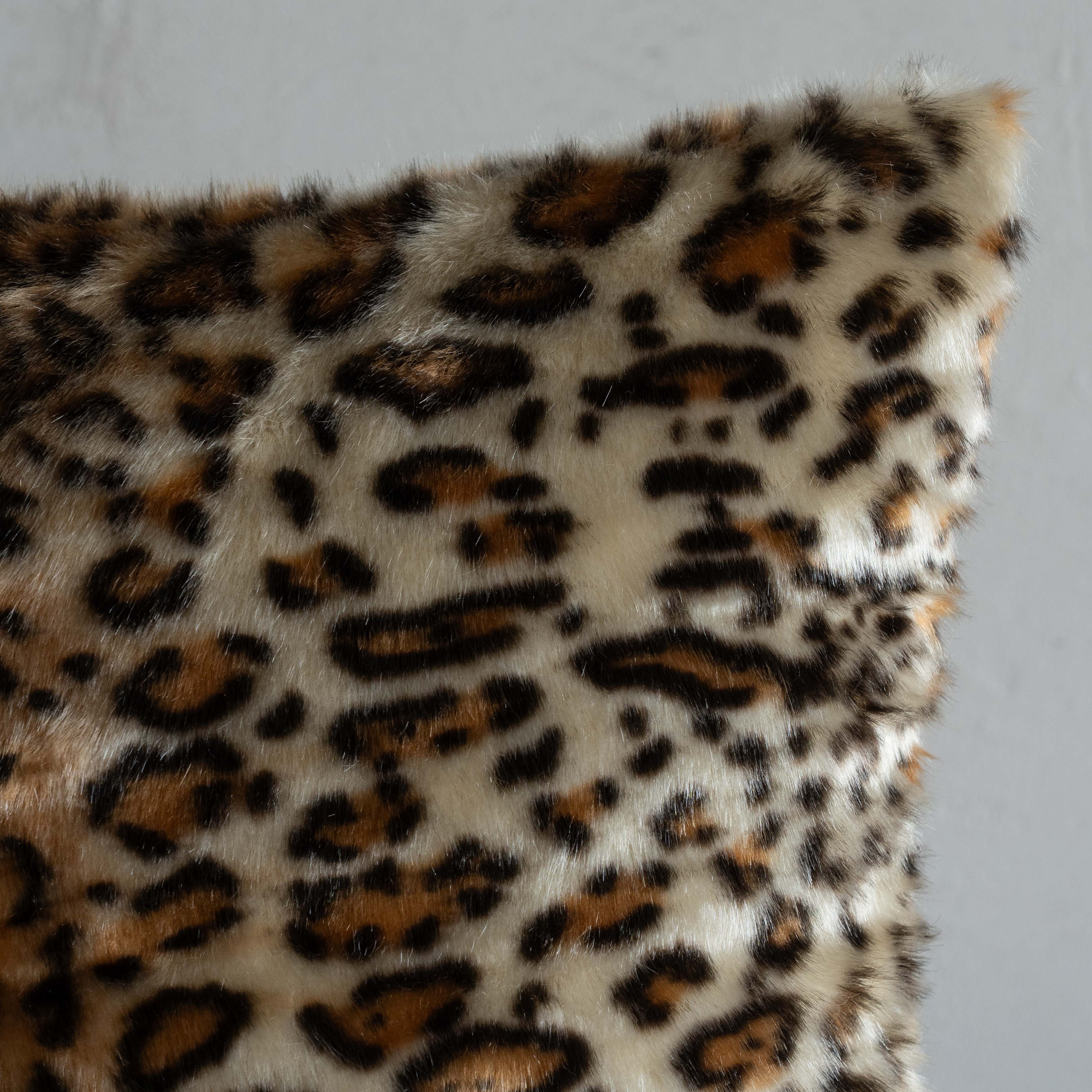 غطاء وسادة فيليور أبيض