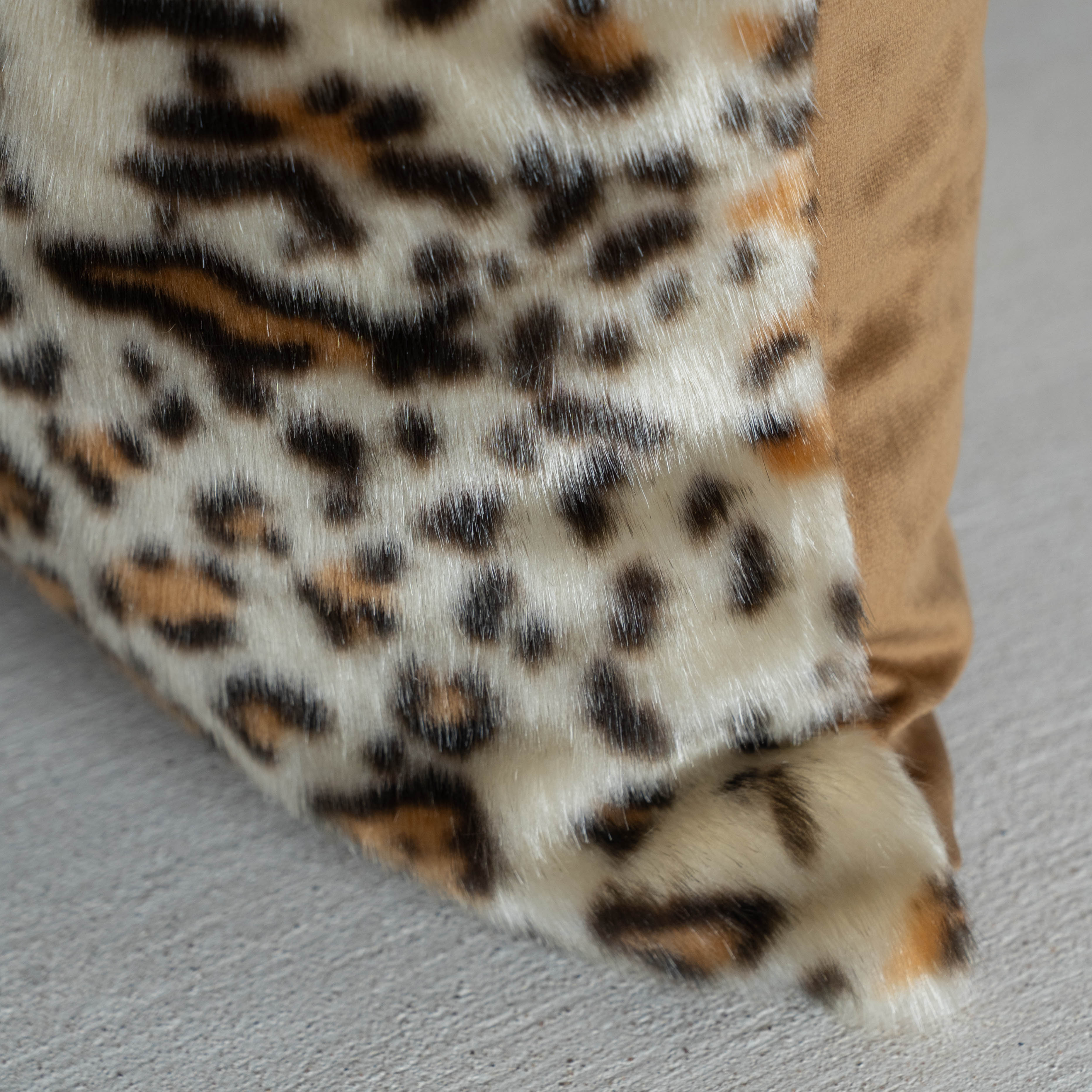 غطاء وسادة فيليور أبيض