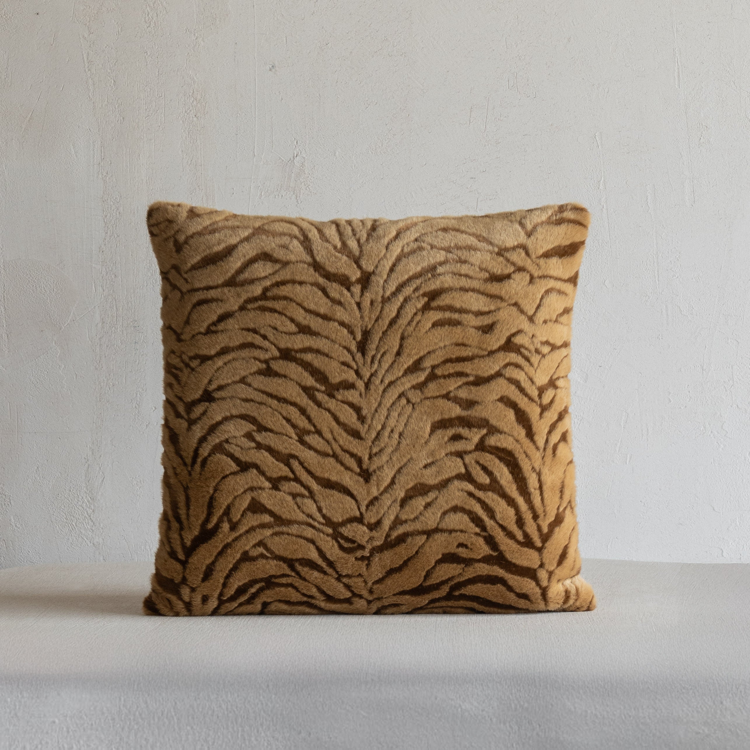 غطاء وسادة فيليور أبيض