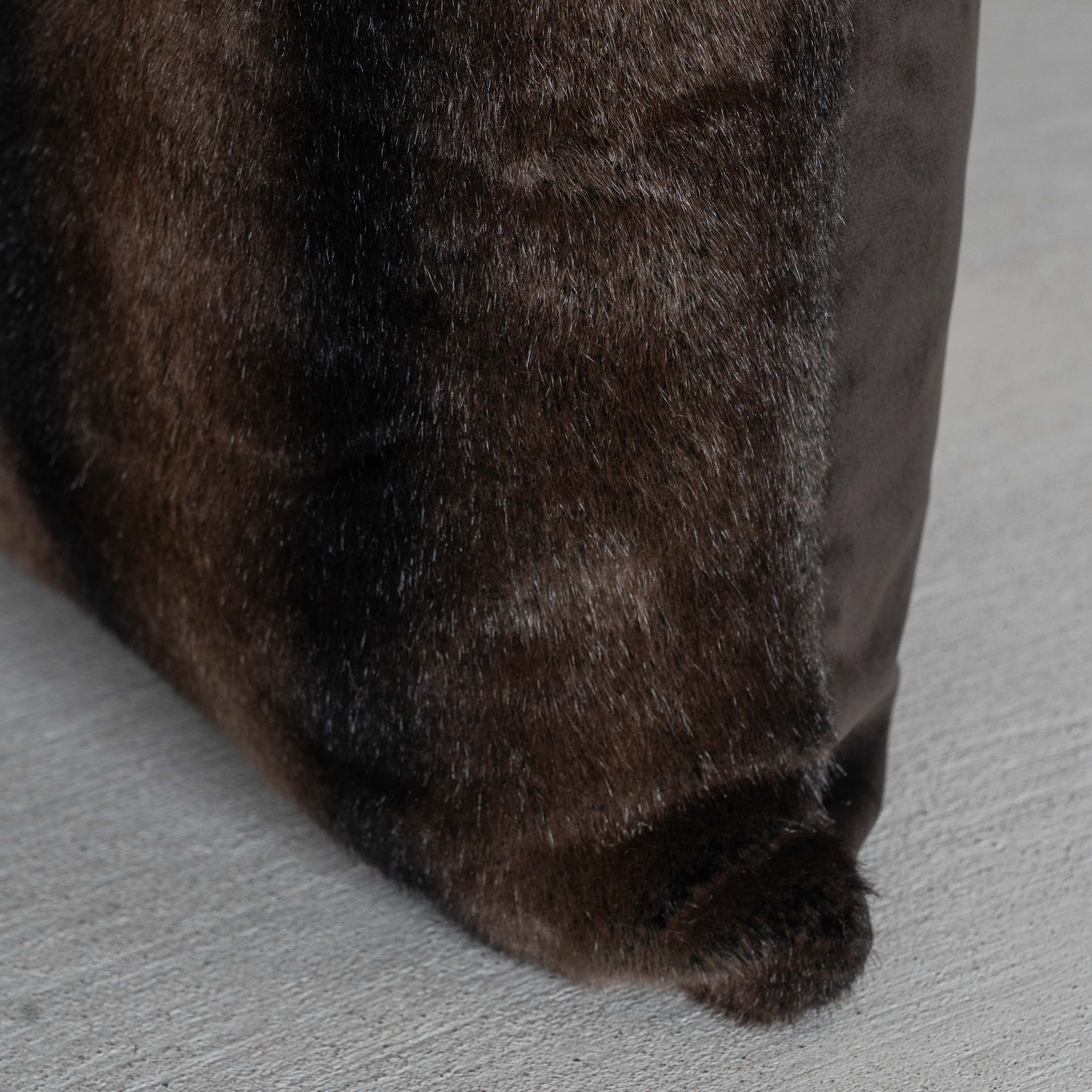 غطاء وسادة فيليور أبيض