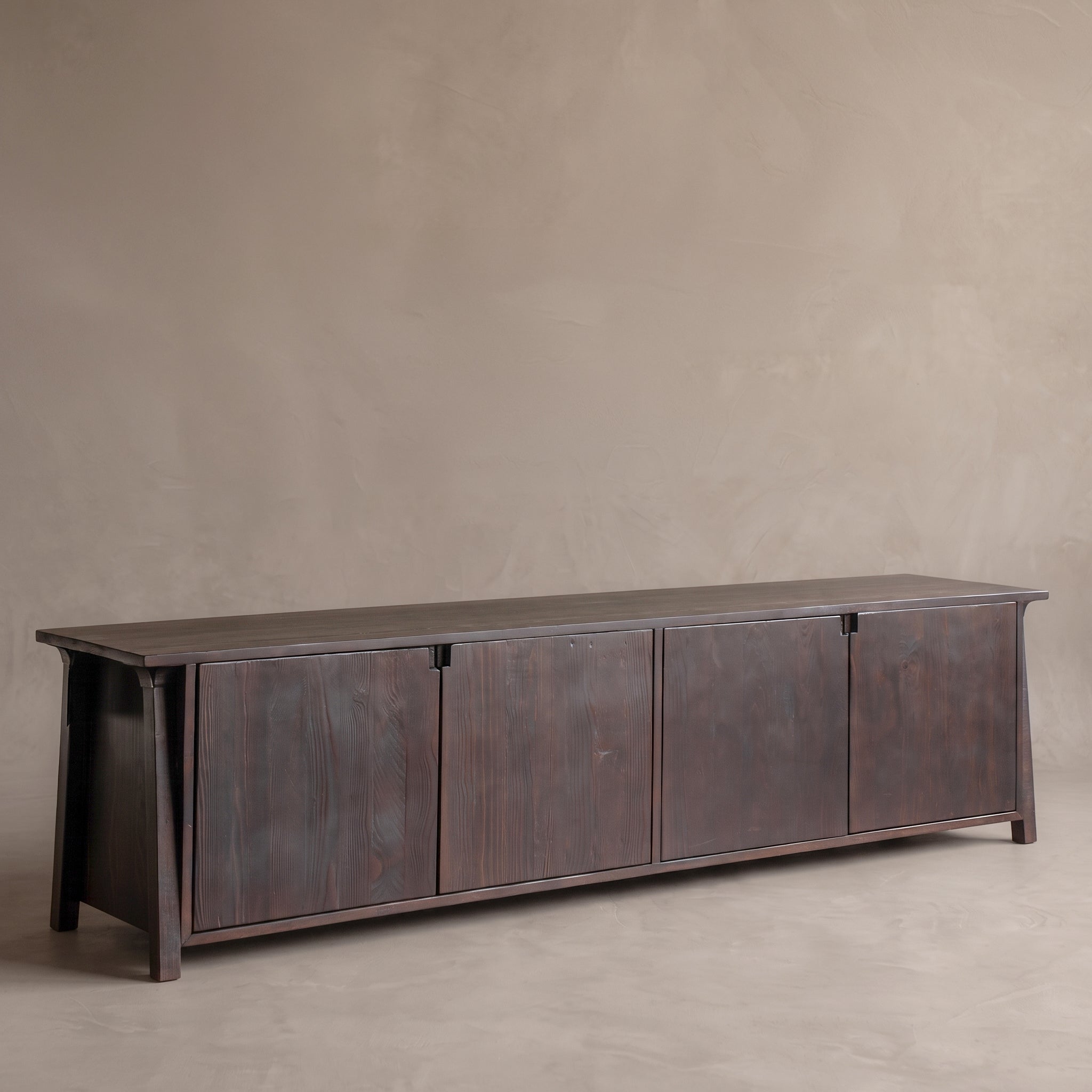 وحدة تلفزيون كلاسيكية "دارينا" من خشب الصنوبر بلون الجوز الداكن