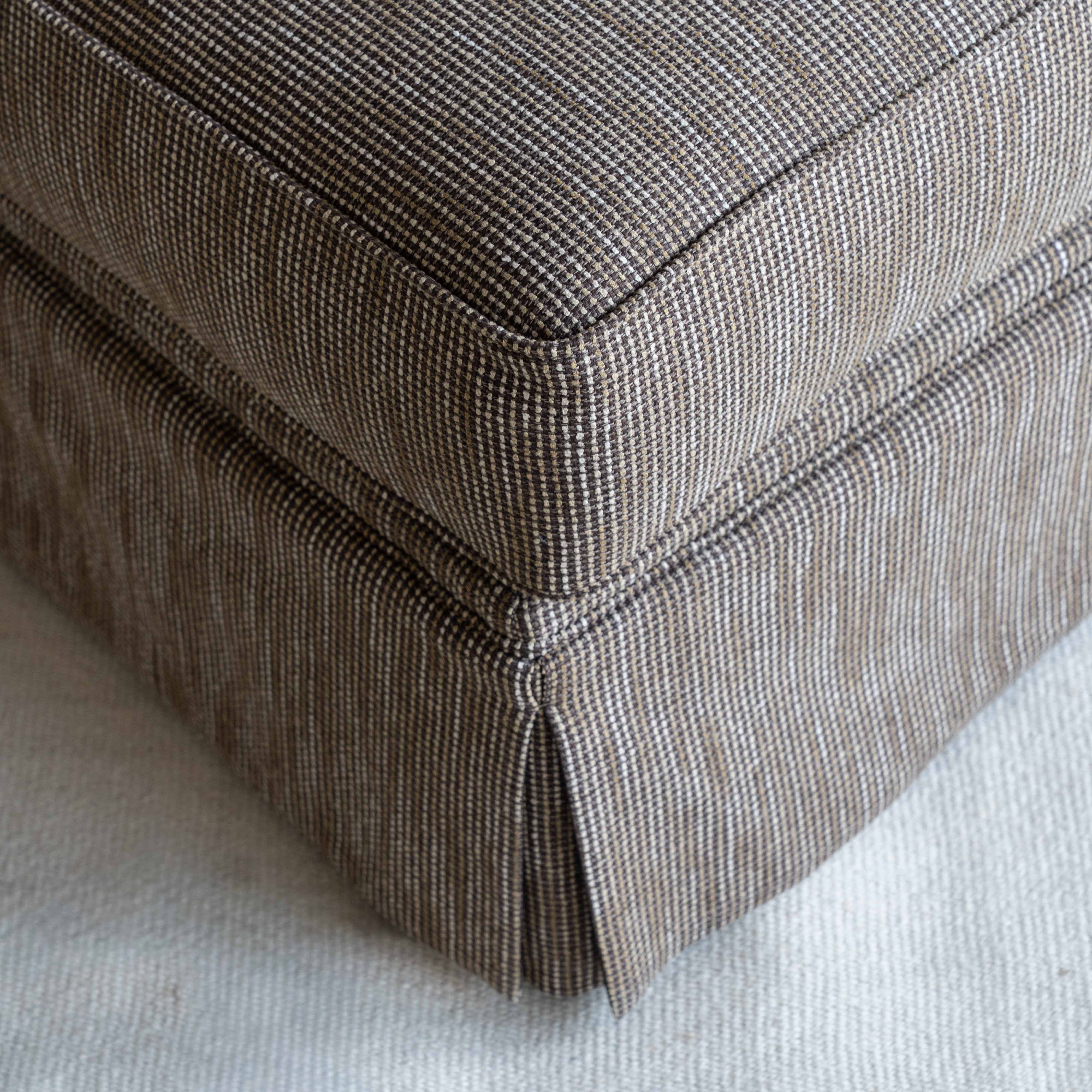 كرسي بذراعين كلاسيكي معاصر مستوحى من فيلم العراب - بني 