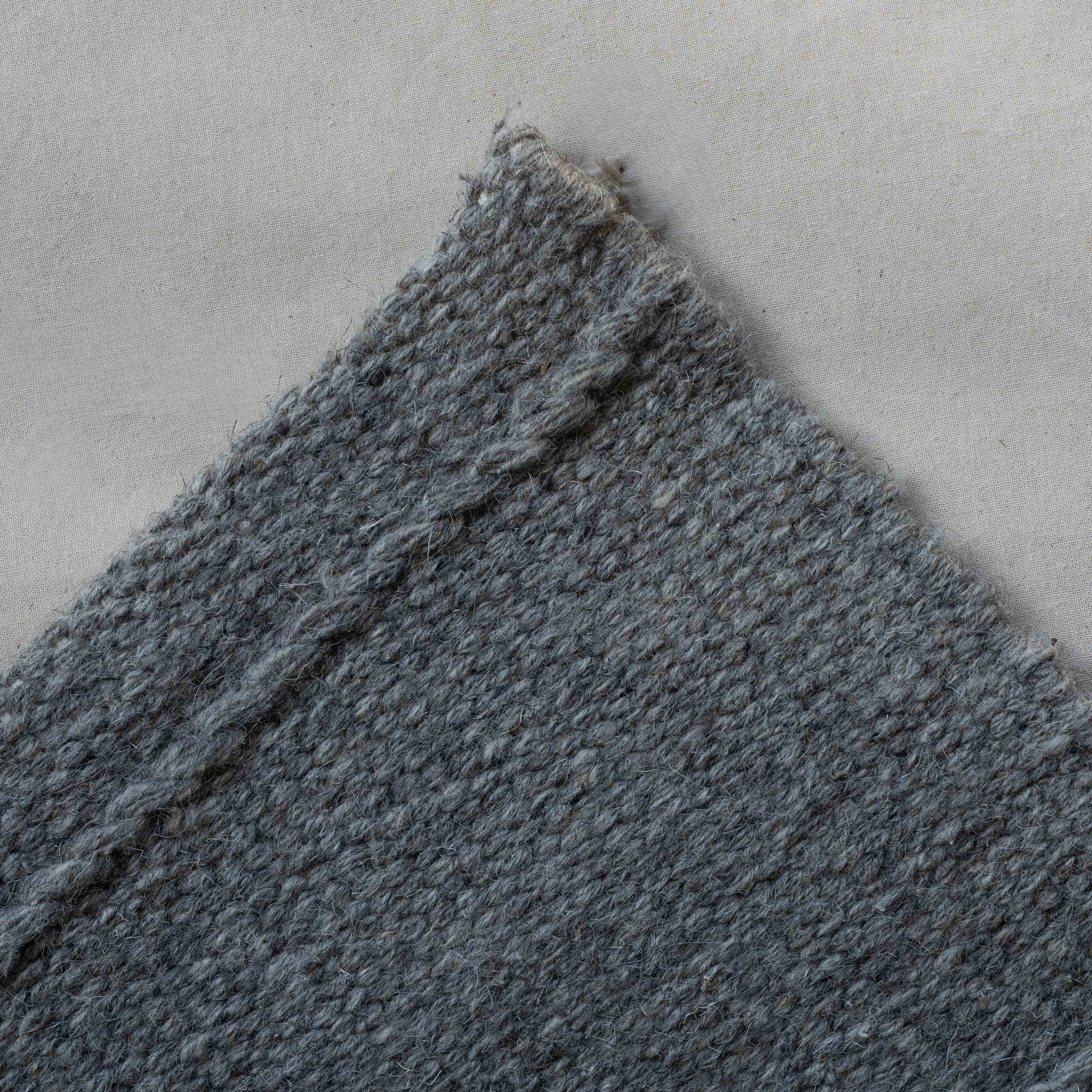 سجادة هاربور فيو المصنوعة يدوياً من الصوف الرمادي 