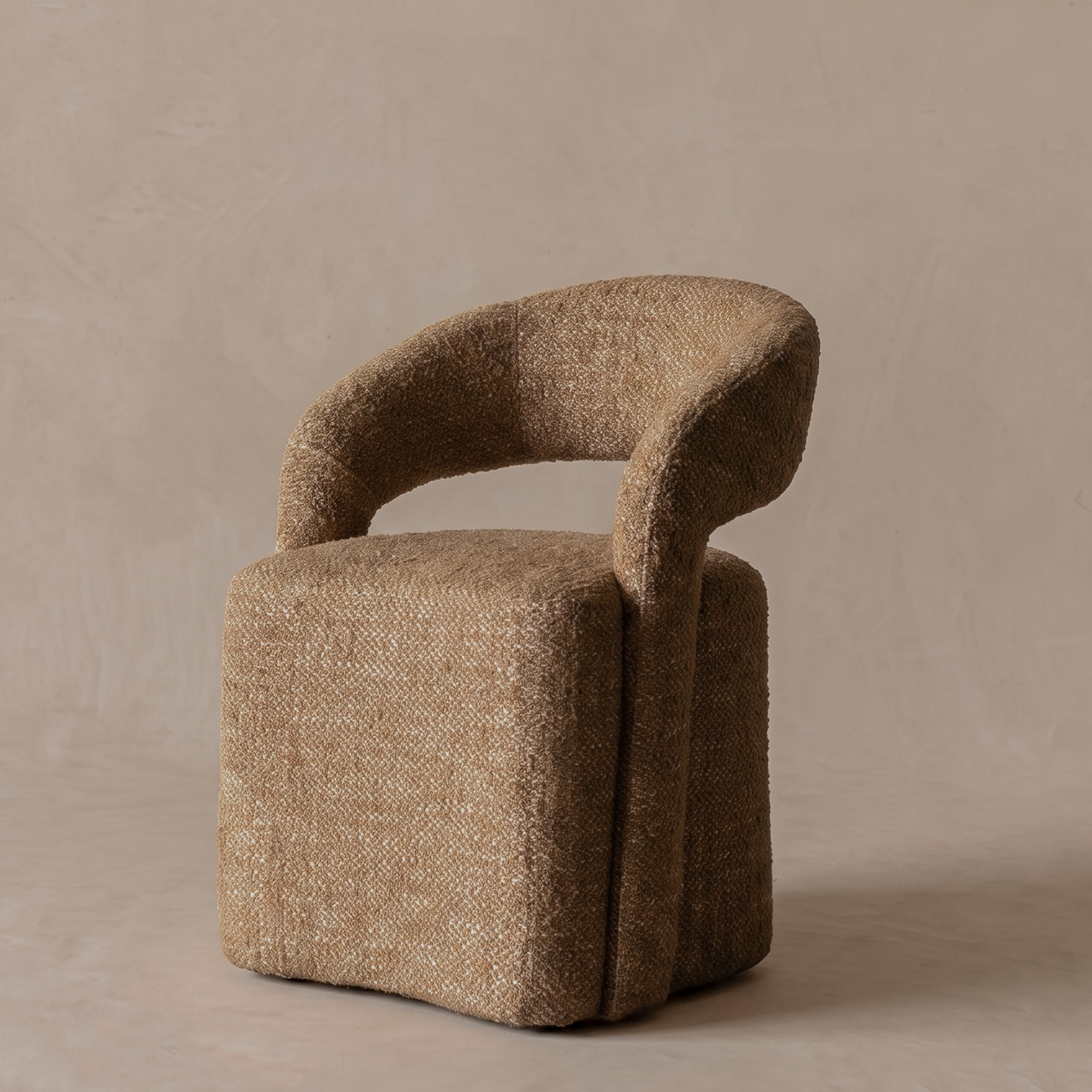 كرسي سفرة "إلفارا" بلون الخردل مع عجلات