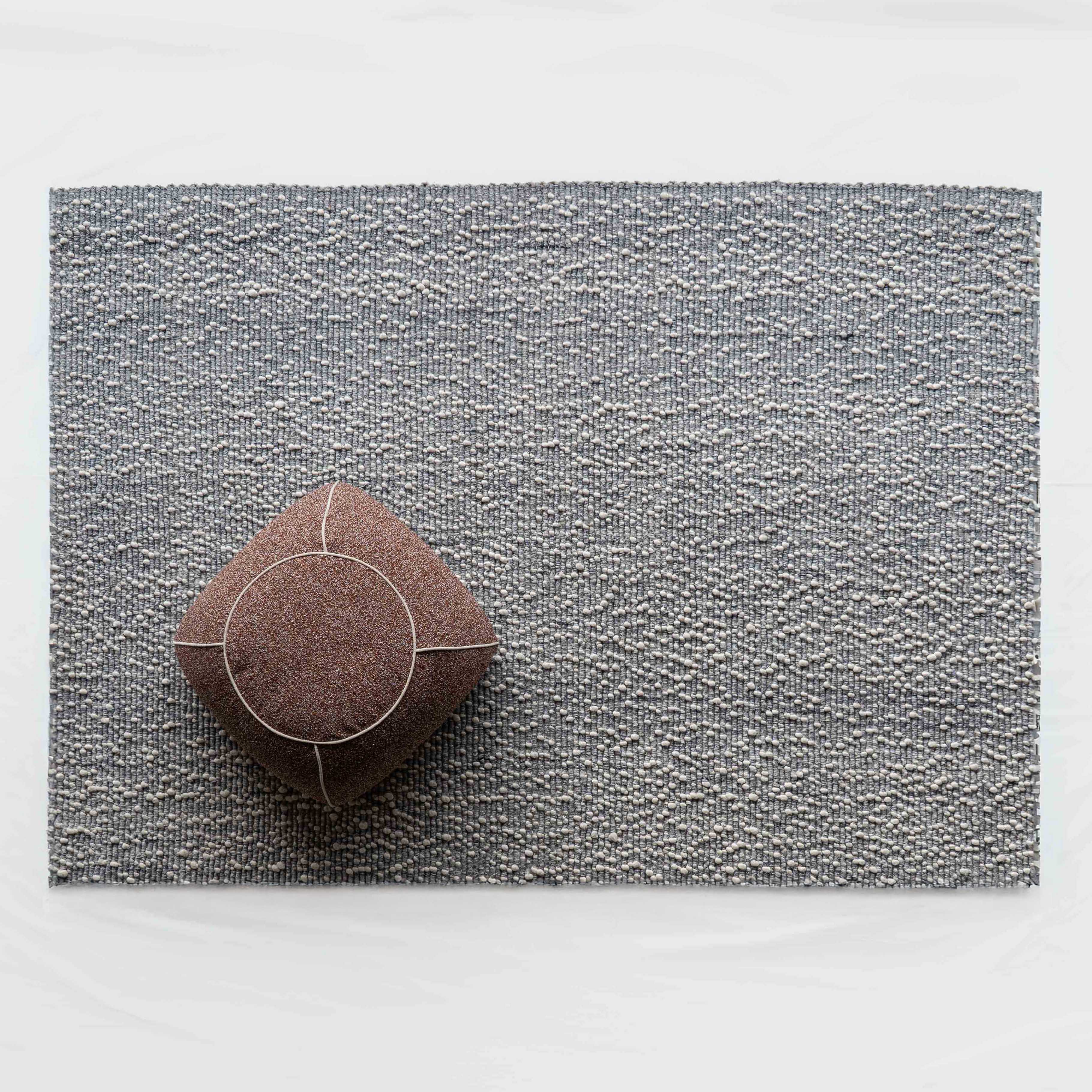 سجادة صغيرة منسوجة يدوياً باللون العاجي والفضي والأسود 