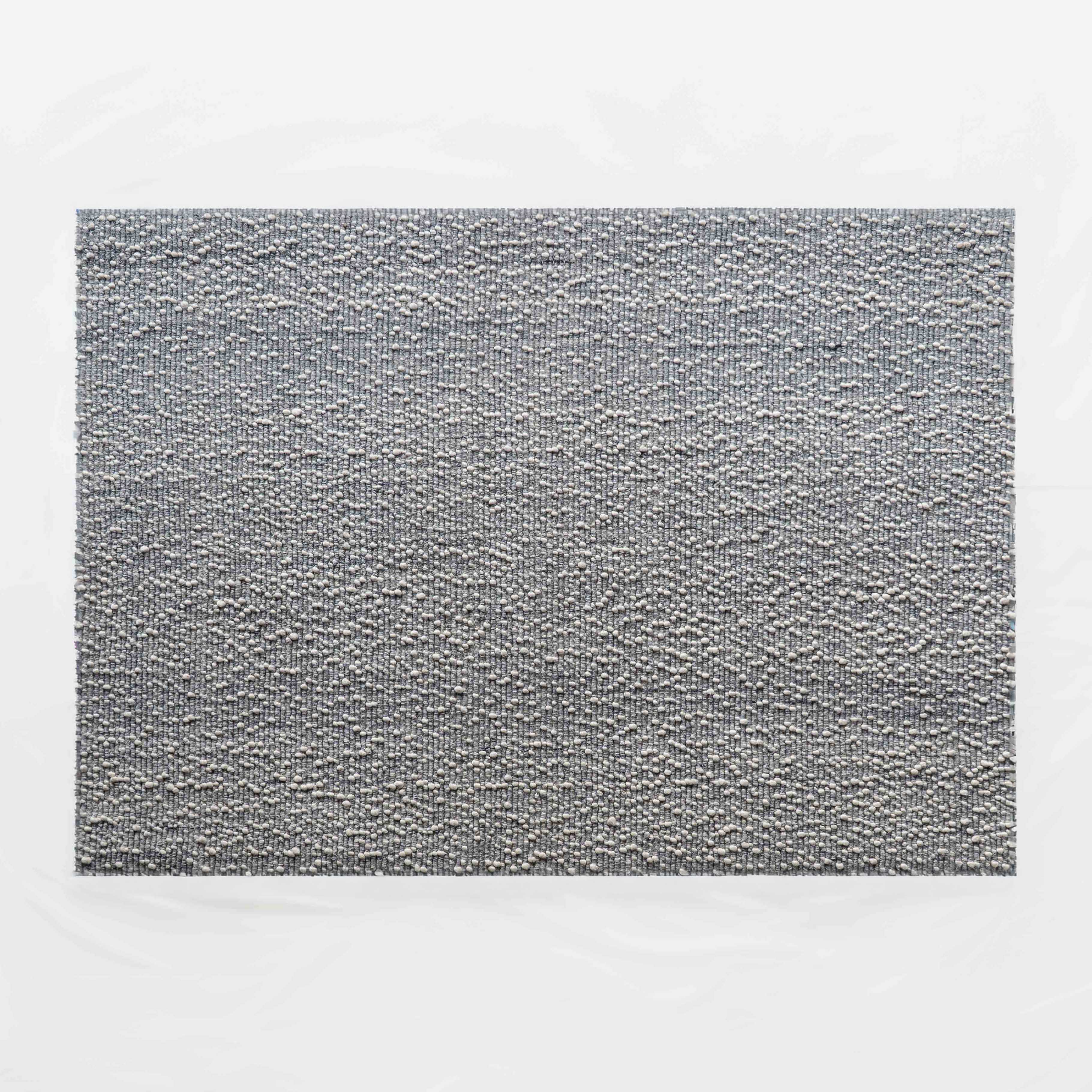 سجادة صغيرة منسوجة يدوياً باللون العاجي والفضي والأسود 