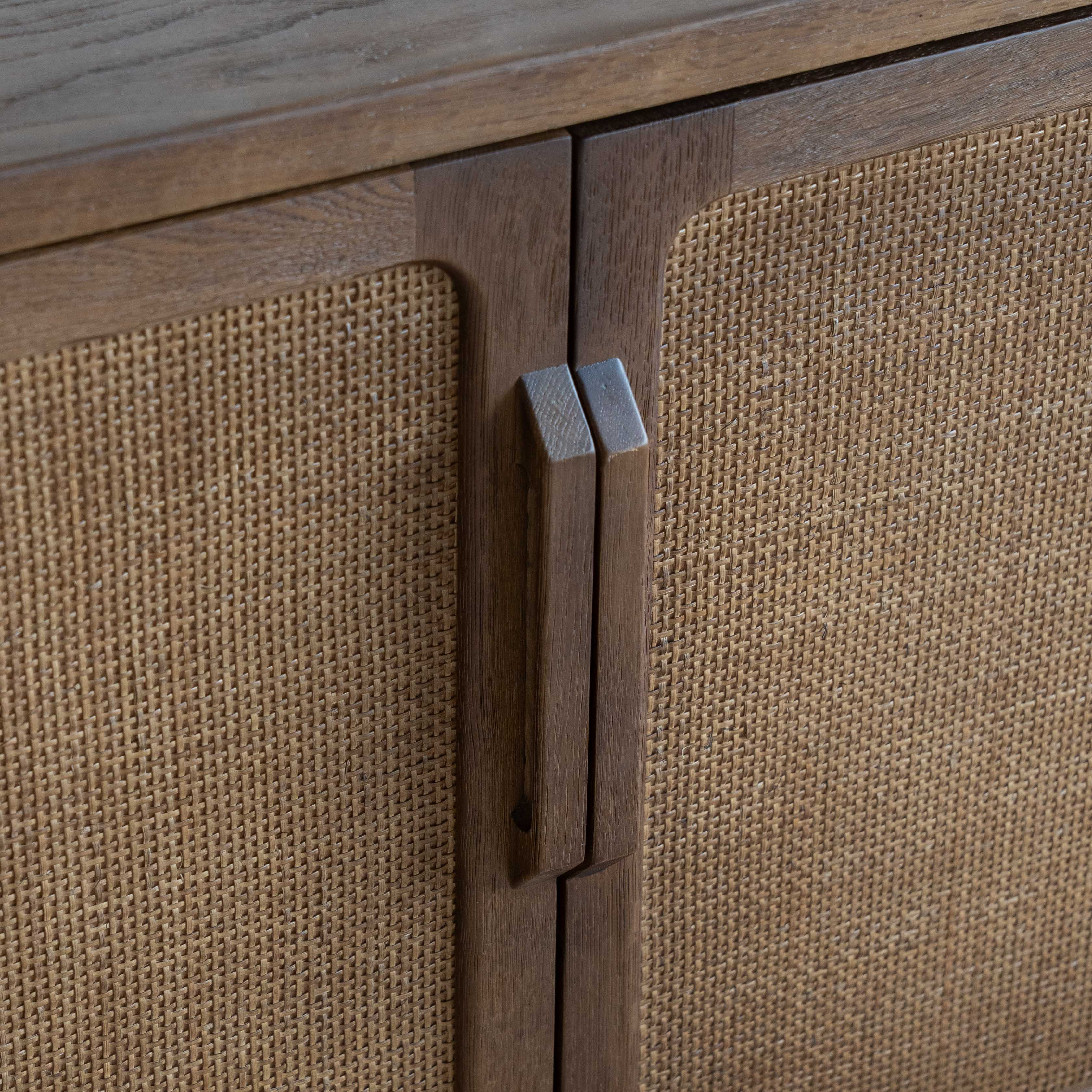 وحدة تلفزيون من خشب الدردار بتصميم عتيق على شكل عرش - كبيرة 