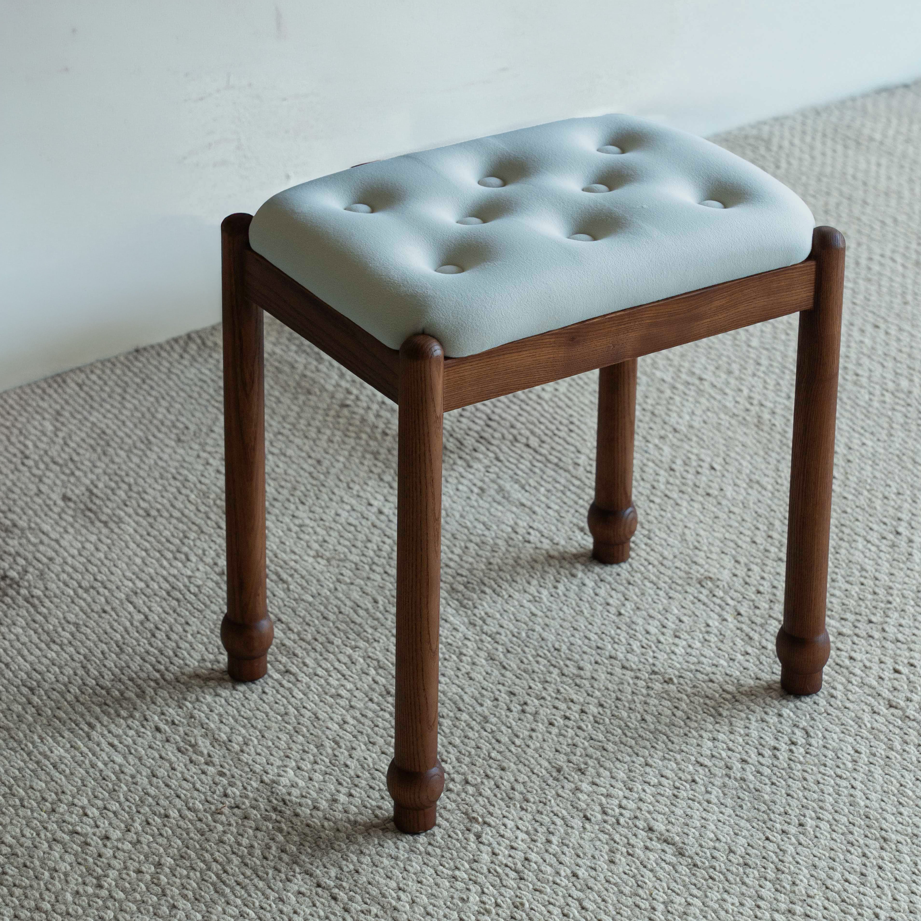 طاولة تزيين لوريك بتصميم منتصف القرن مع كرسي - لون طبيعي